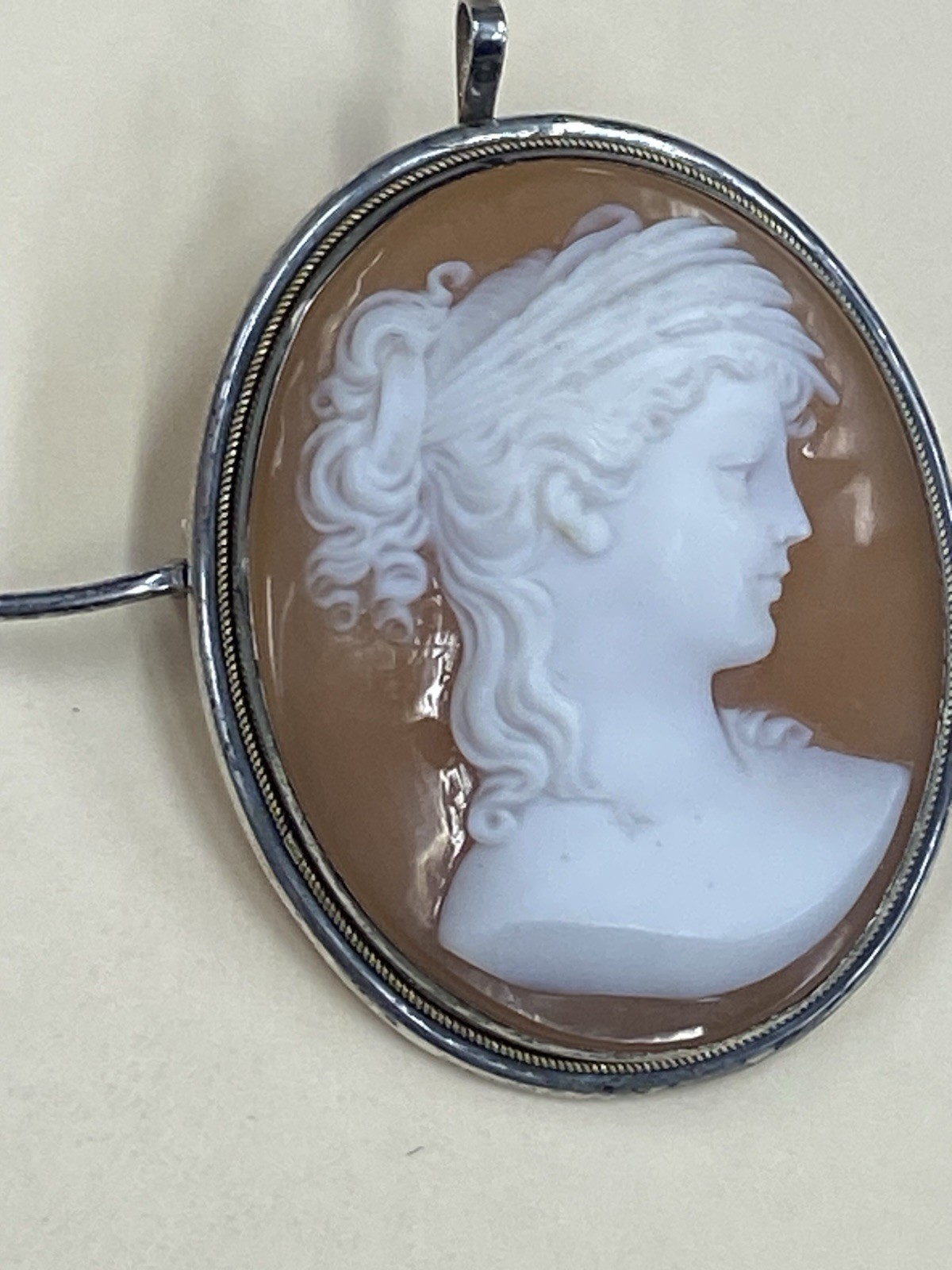 Oval Shell Cameo Brooch Pendant Brown/White Portrait in Sterling Silver Frame