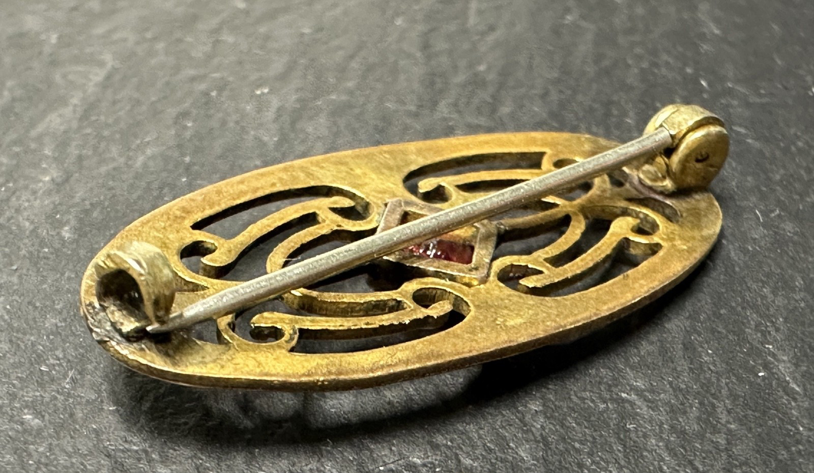 VINTAGE GOLD FILLED? BROOCH WITH SCROLL DETAILS AND RED GLASS ACCENT N829