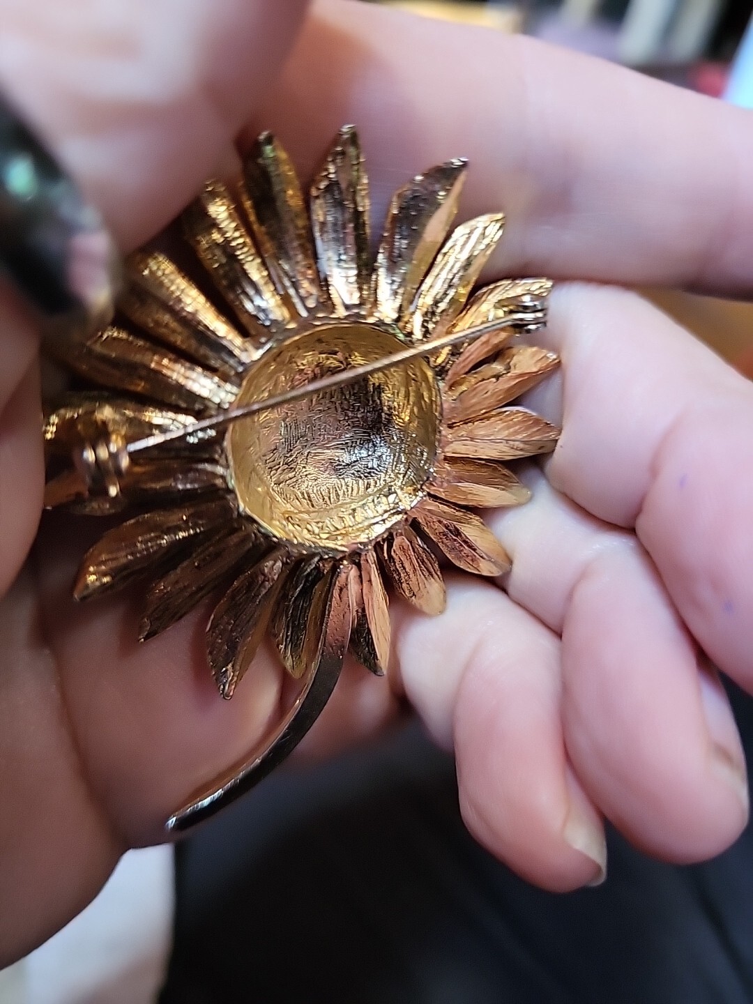 VINTAGE ZENTALL GOLD TONE TEXTURED DAISY FLOWER PIN BROOCH Enamel Retro