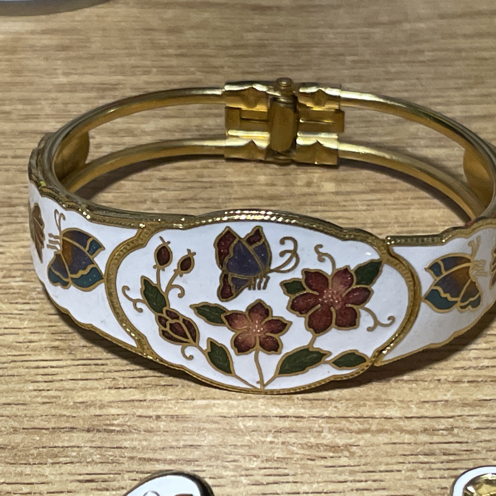 vintage white Cloisonné Enamel Jewellery Set Hinged Bracelet and matching Earing