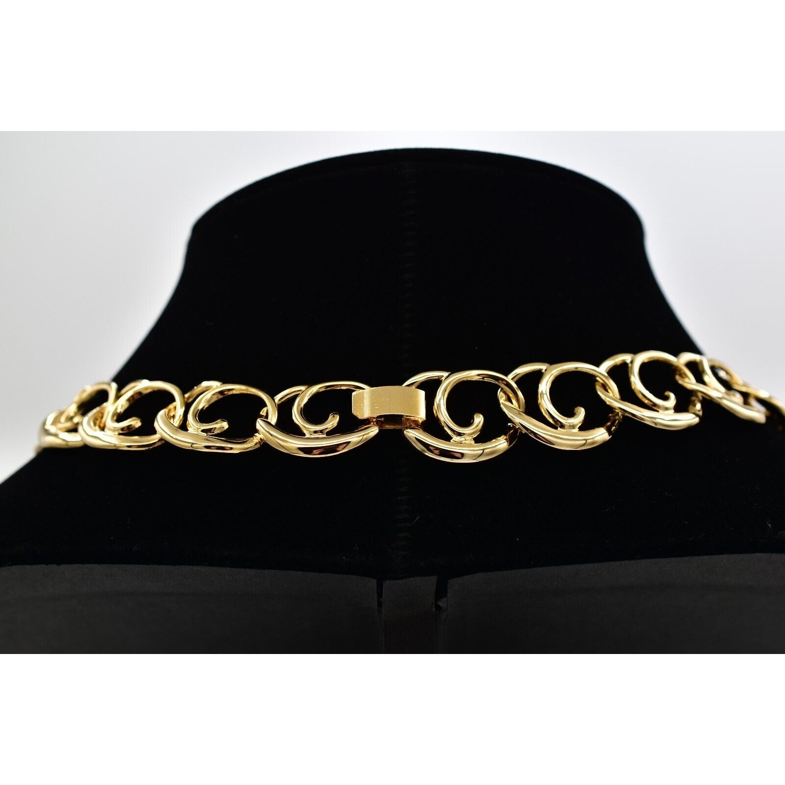 Vintage Collar Necklace Gold Tone Lightweight Metal Chain Shiny NOS 1980s BinA14