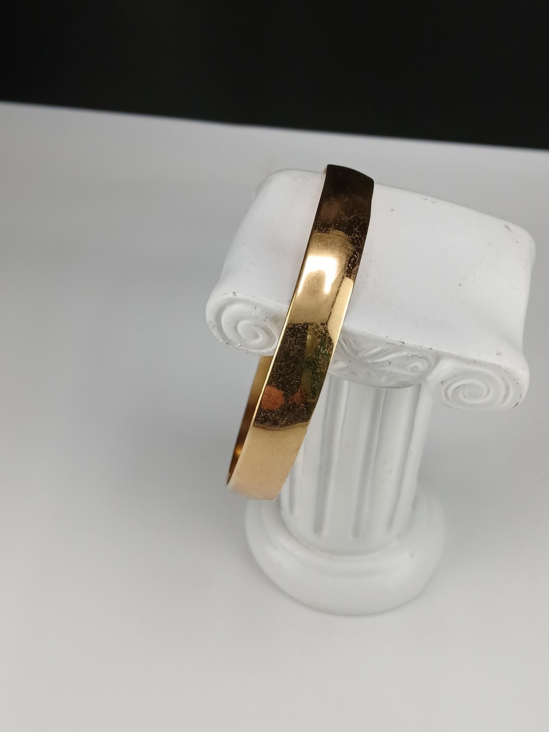 NAPIER 1980s polished gold tone 3/8 in wide size 7 3/4 in bangle bracelet