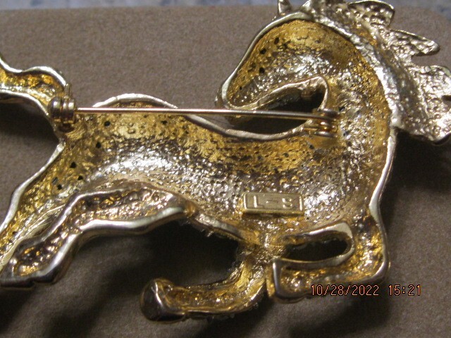 HORSE PIN BACK BROOCH RINE STONE & GOLD LOOK (L-S MARK ) U S SHIPING ONLY