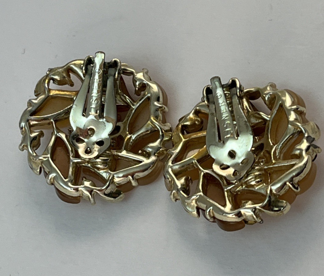 Vintage LISNER Gold Tone Peach Orange Beige Aurora Borealis Clip On Earrings