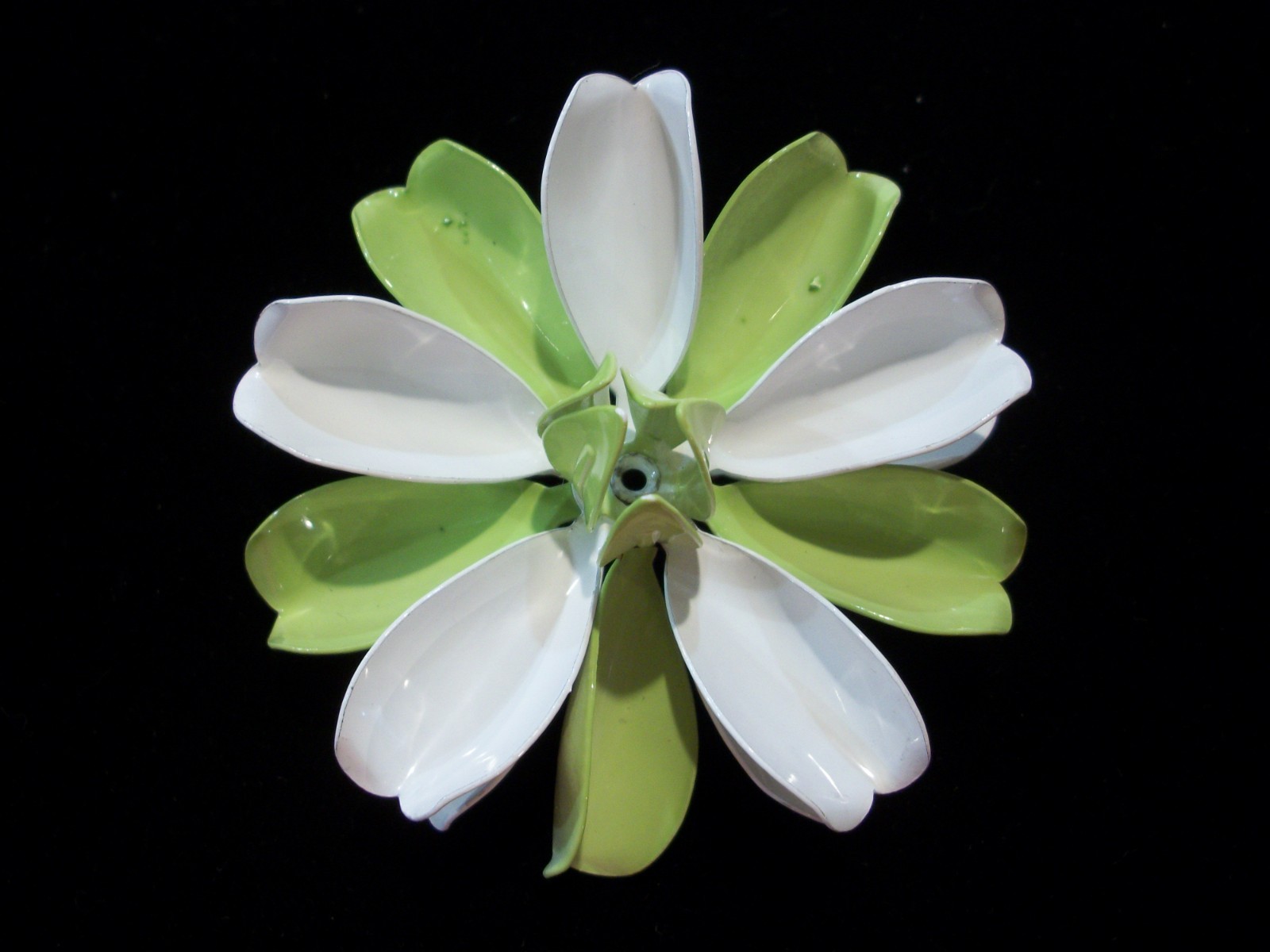 ViNTaGE MeTaL ENaMeL CuRLY PaLe LiMe GReeN/WHiTe/ LaRgE 2.25″ FLoWeR PiN (READ)