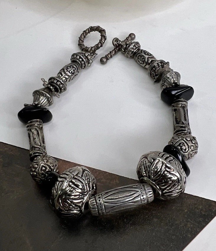 RETRO SILVER & BLACK TONE BEADED BRACELET WITH TOGGLE LOOP COSTUME JEWELRY 🖤