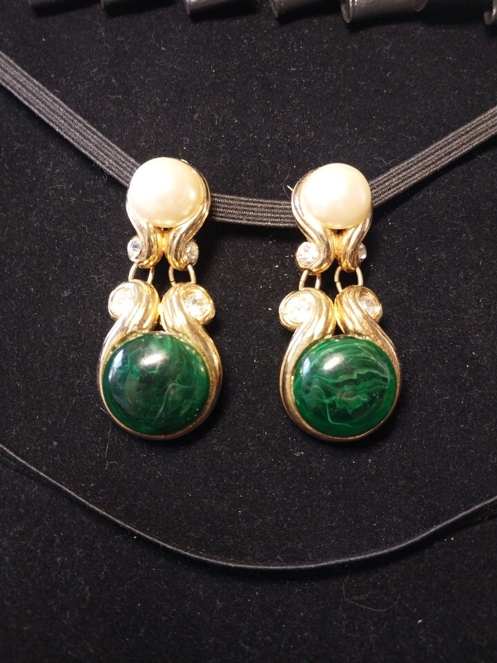 Vintage Grosse Gold Tone Gripoxi Swirled White & Green Cabs Mogul Drop Design A8
