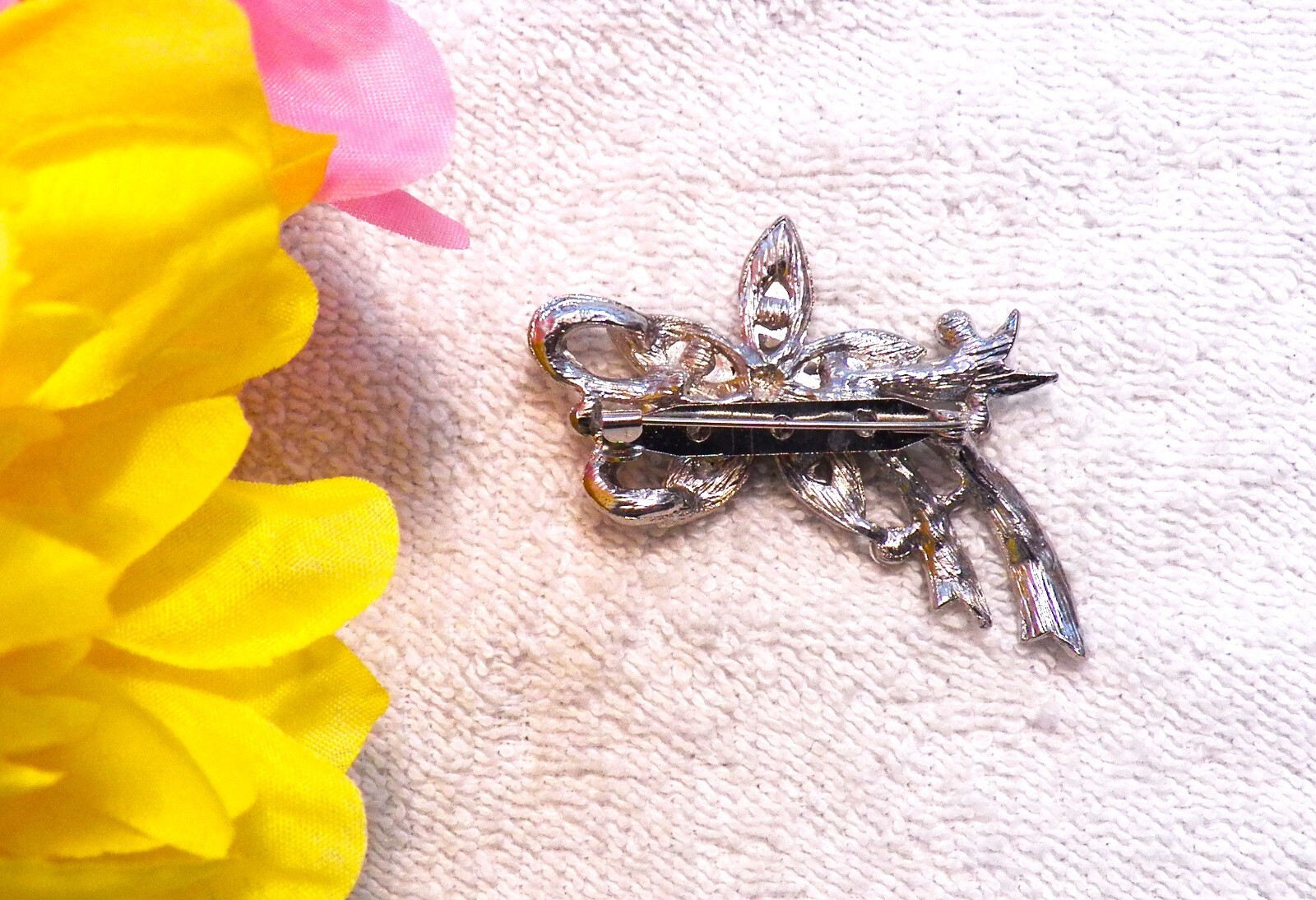 CLASSIC PIN BROOCH BOUQUET BASKET BLOOM FLORAL PETAL FERN FROND PLANT SPRAY CH12