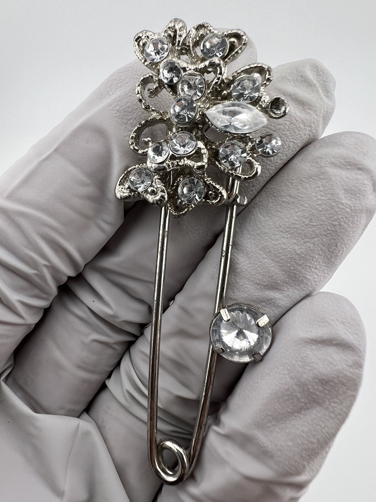 Vintage Pin Brooch Silver Toned With Clear Stones/Beads. Pre-Owned. Safety Clip