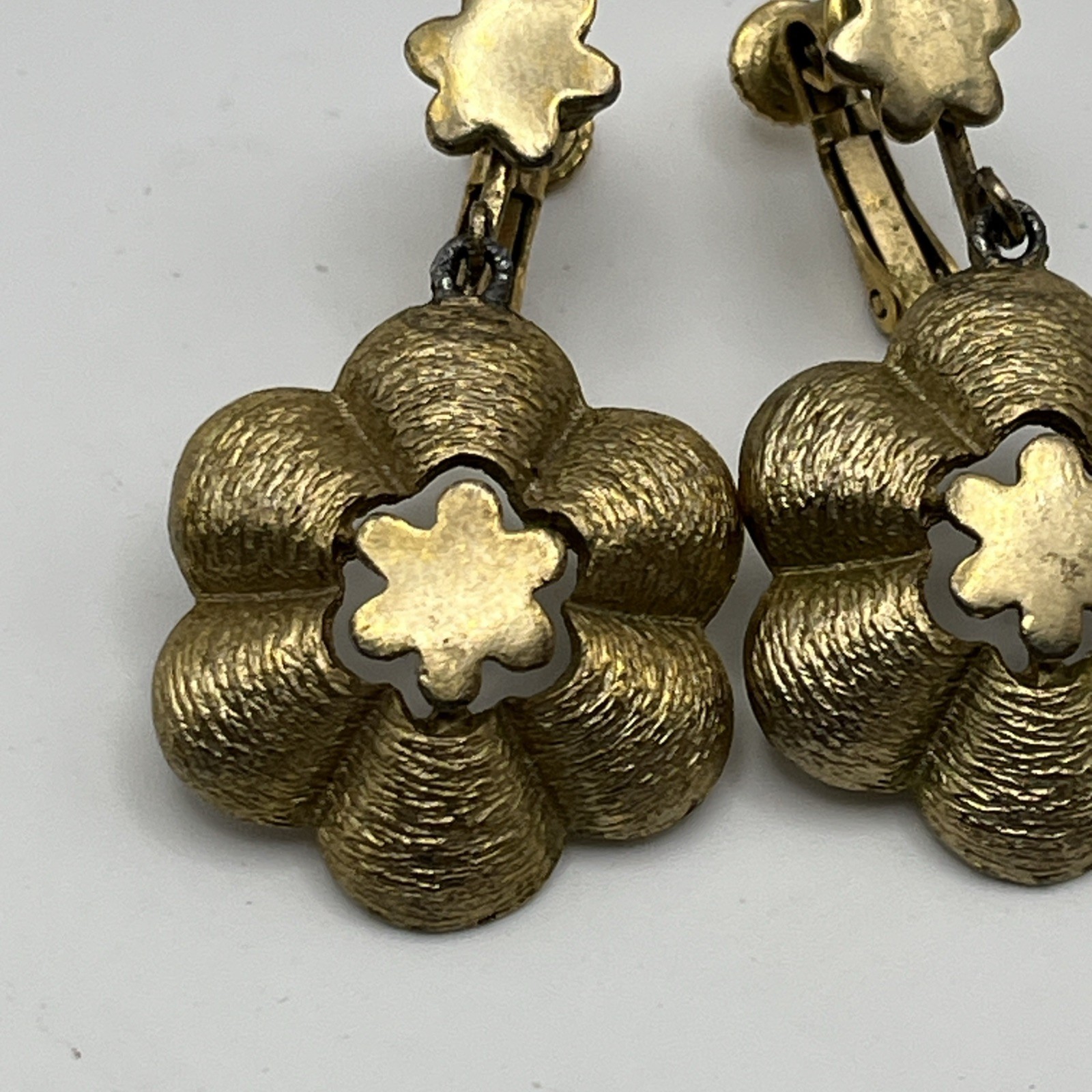 Vintage Beautiful Goldtone Daisy Flower Adjustable Clip On Earrings 1970s