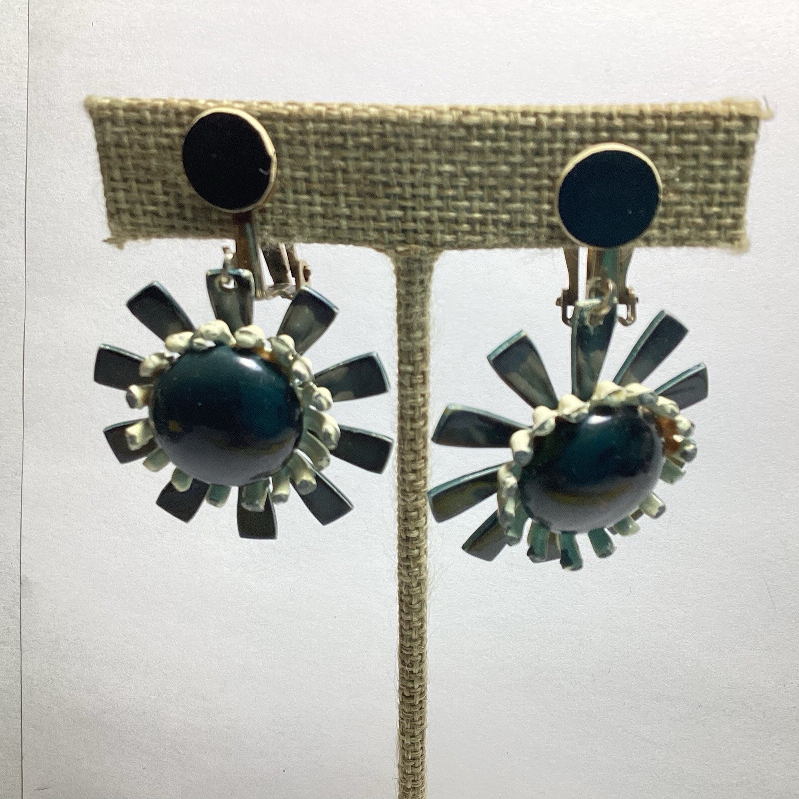 RETRO SIXTIES BLACK & WHITE DAISY CLIP-ON DROP DANGLE EARRINGS PLASTIC