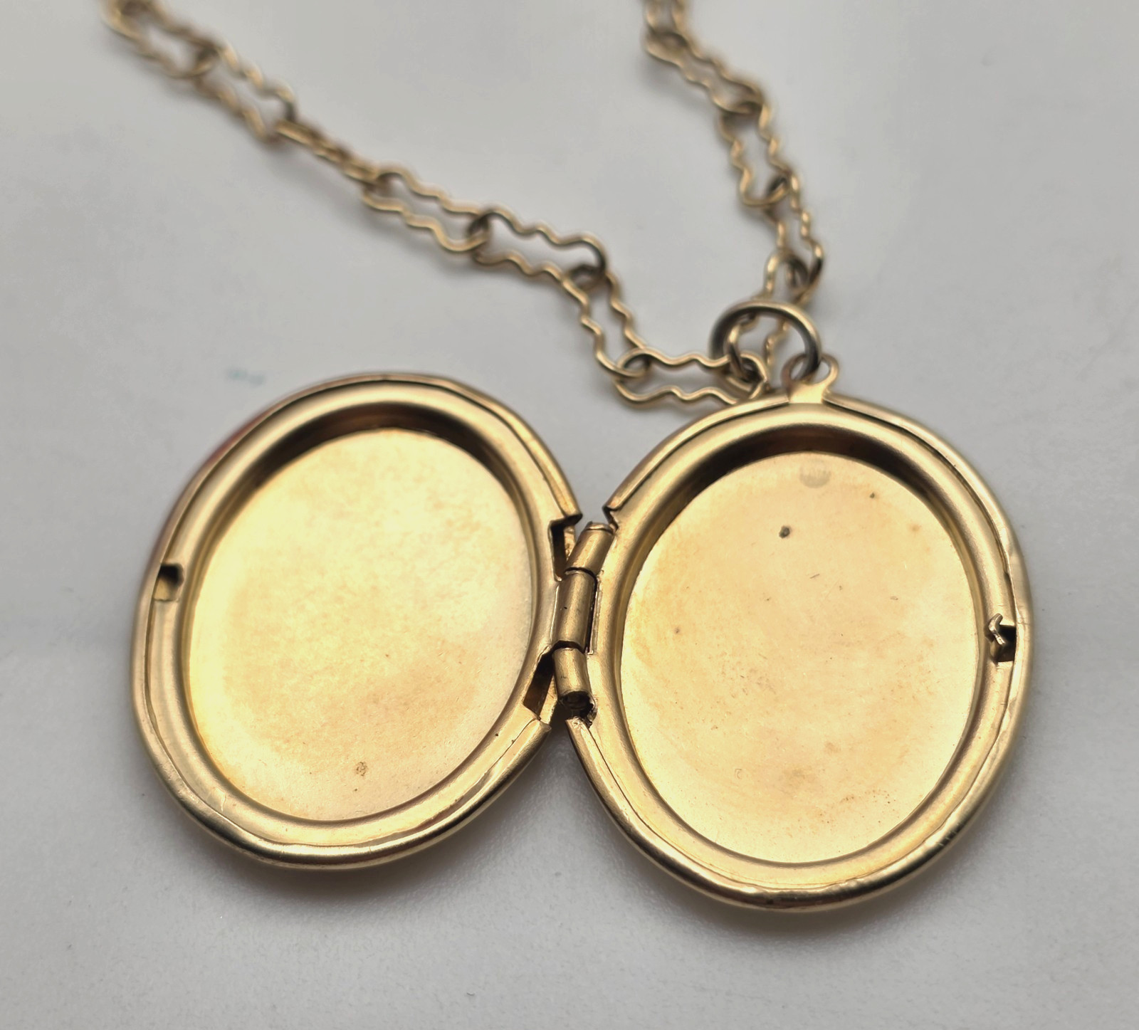 Vintage Gold Tone LSM Oval Photo Locket Necklace 24 In Wavy Link Chain