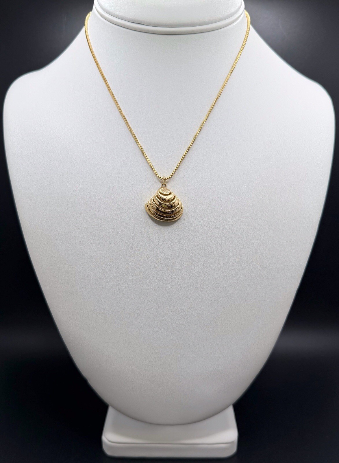 Gold Tone Sea Shell Beach Motif Pendant Vintage Necklace Box Chain 15”