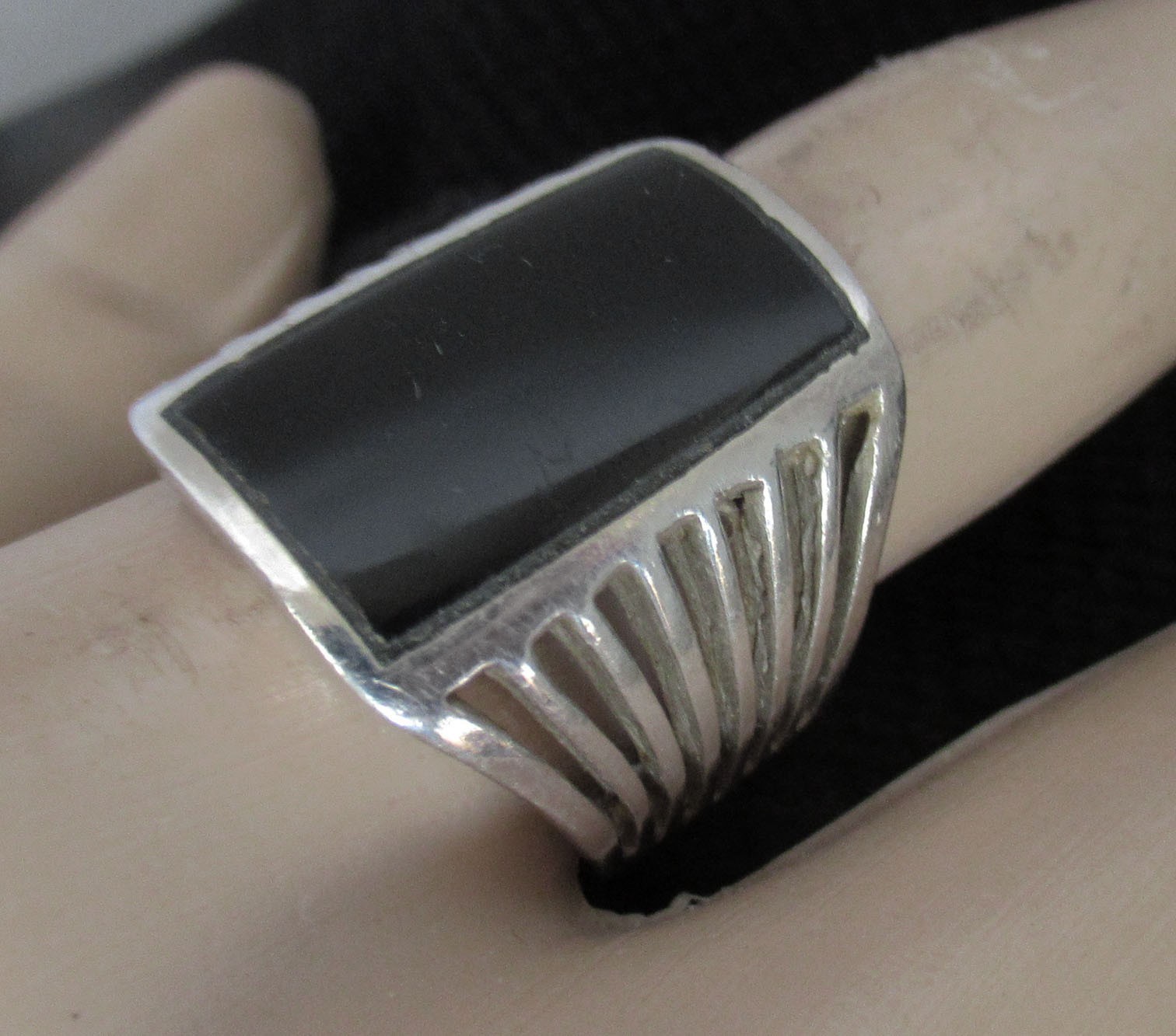 MEN’S STERLING RING by CW SIZE 8, 8.5 GRAMS, UNISEX