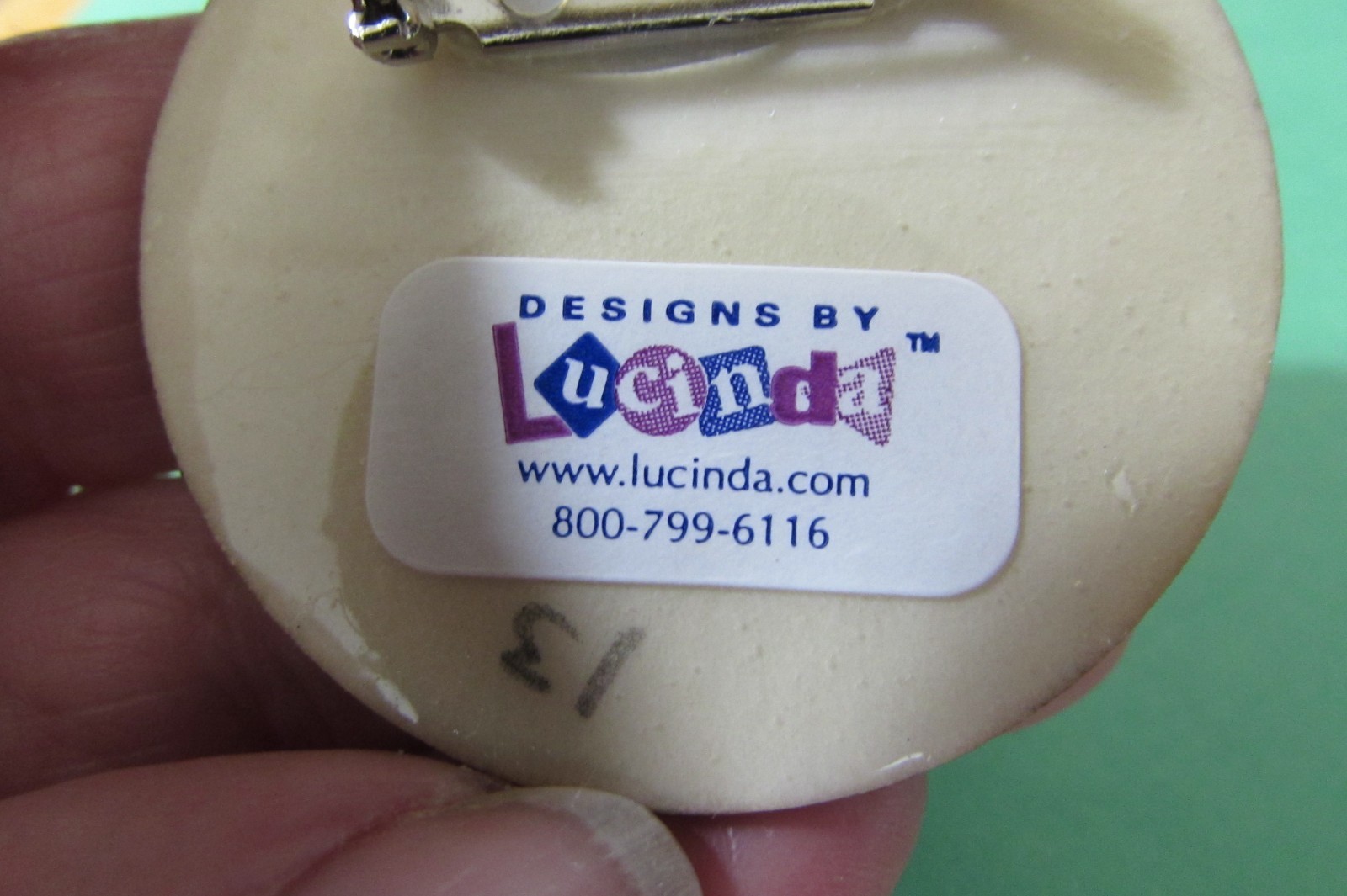 Vintage DESIGNS BY LUCINDA resin black almost 2″ round broach brooch pin