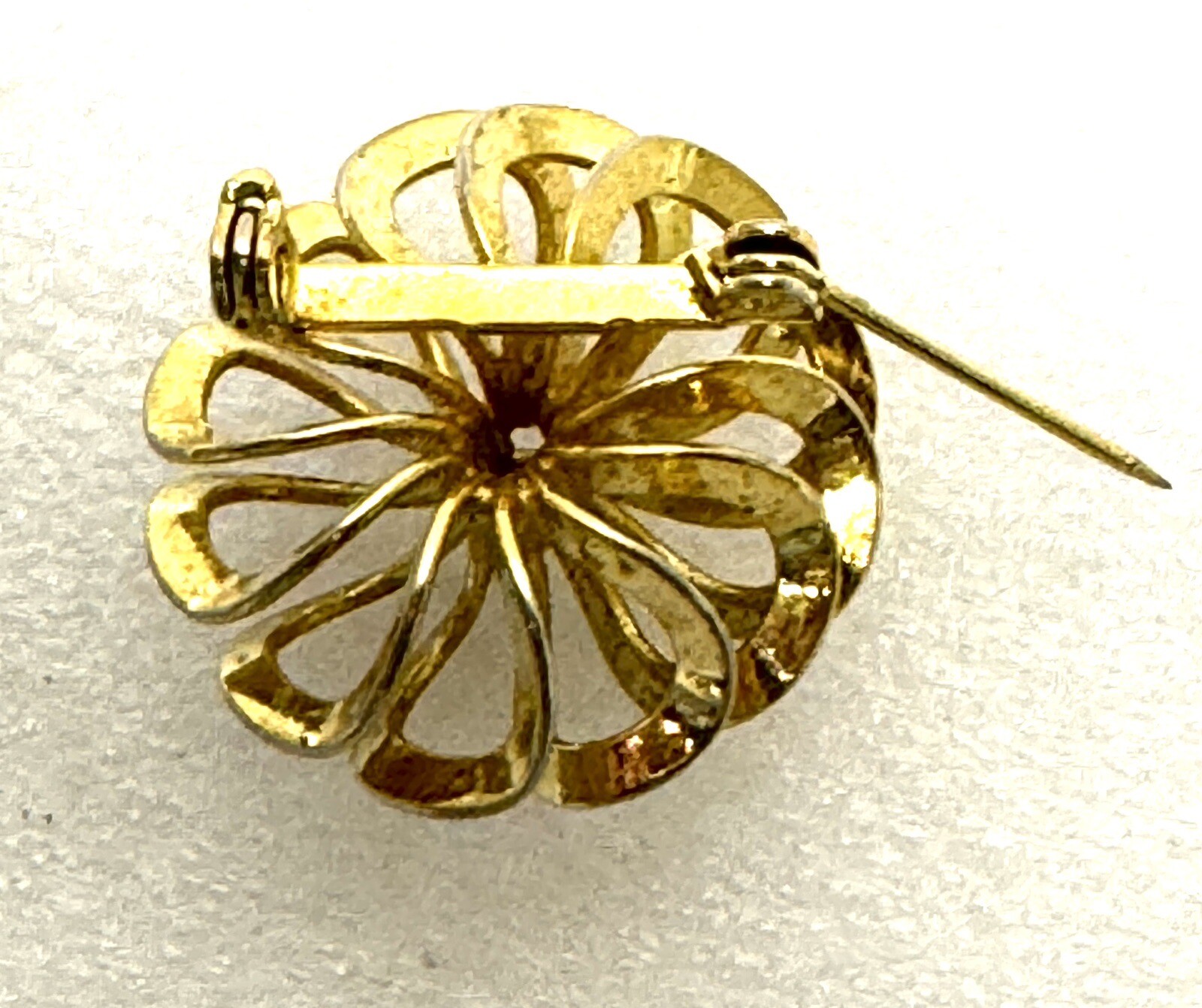 Swirl Ribbon Flower Brooch Pin Gold Tone Classic Design 1”