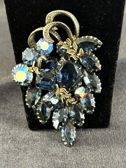 VTG Bronze Tn Prong Set NAVY AB Rhinestone GRAPE/FLOWER CLUSTER Pin Brooch 2.75″