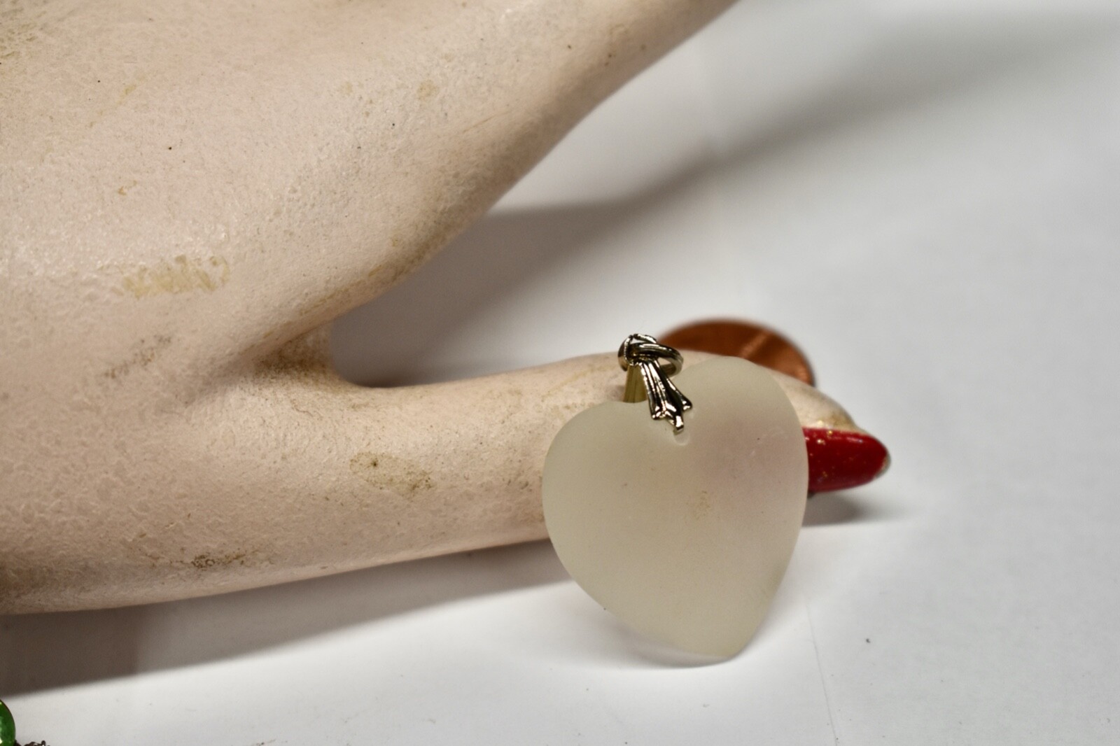 VINTAGE FROSTED WHITE GLASS HEART PENDANT 27mm SILVERTONE BALE