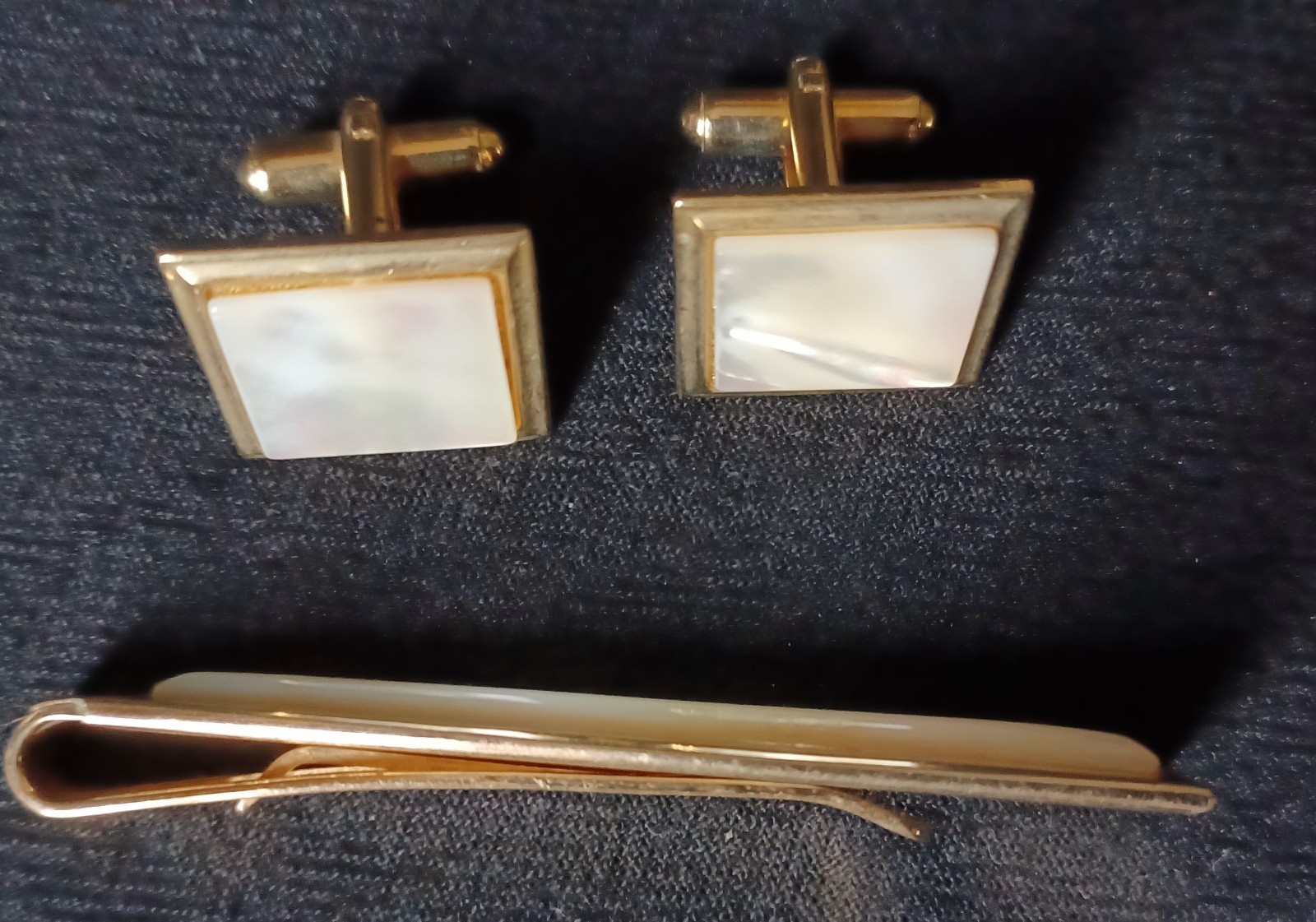 Elegant VTG Mother of Pearl Square Gold Tone Cuff Links Coordinating Tie Clip