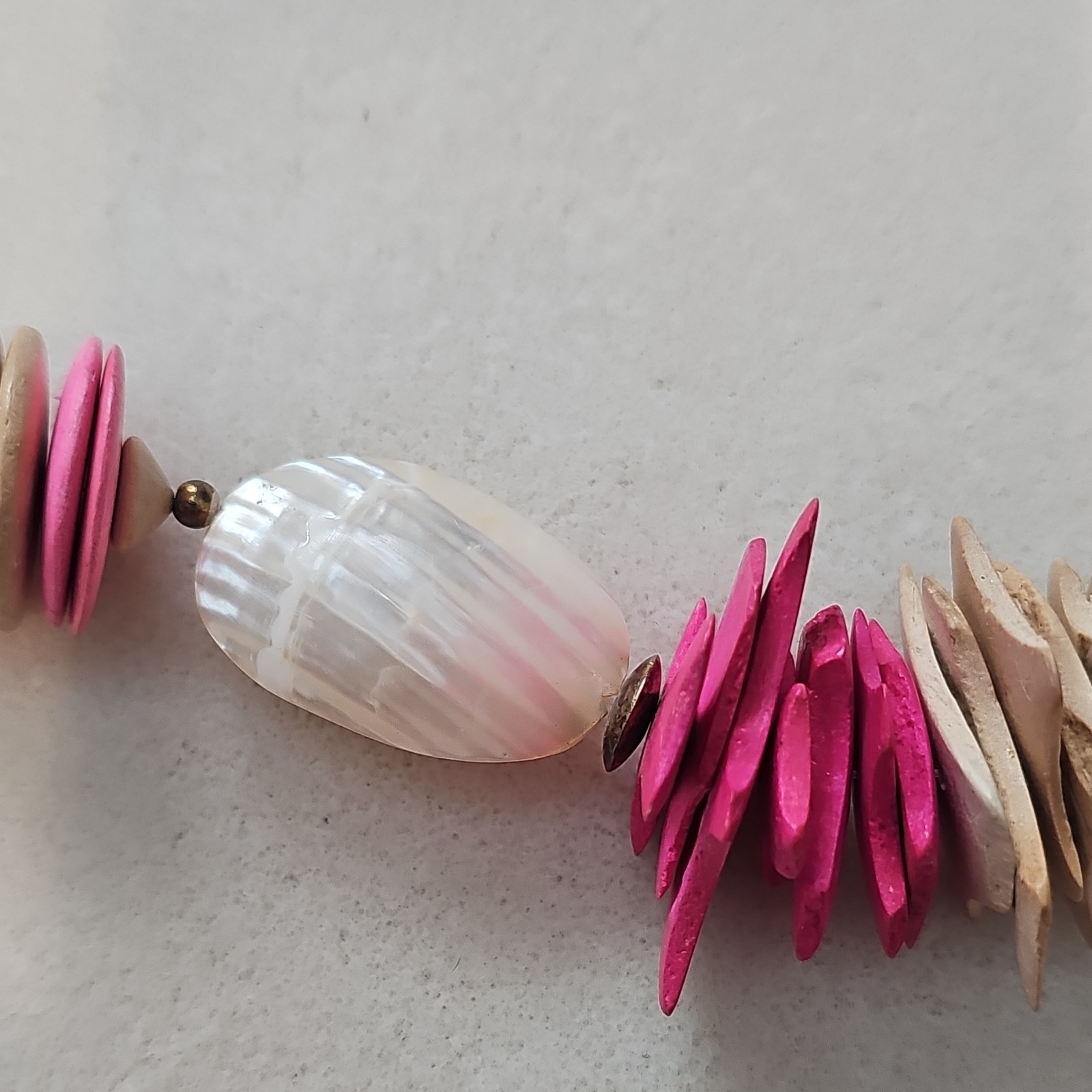 Pink Beige White Shell Beaded Statement Necklace Oval Shell Ball/Bead 19-24″