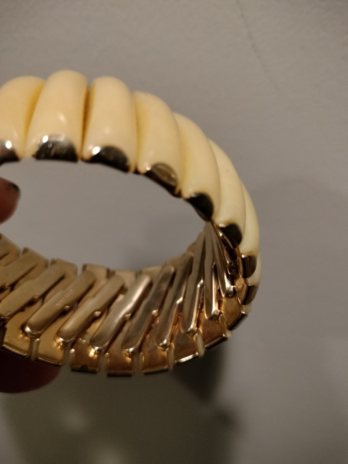 VINTAGE ESTATE SIGNED HONG KONG EXPANDABLE Lucite BRACELET. Creme + Gold Tone