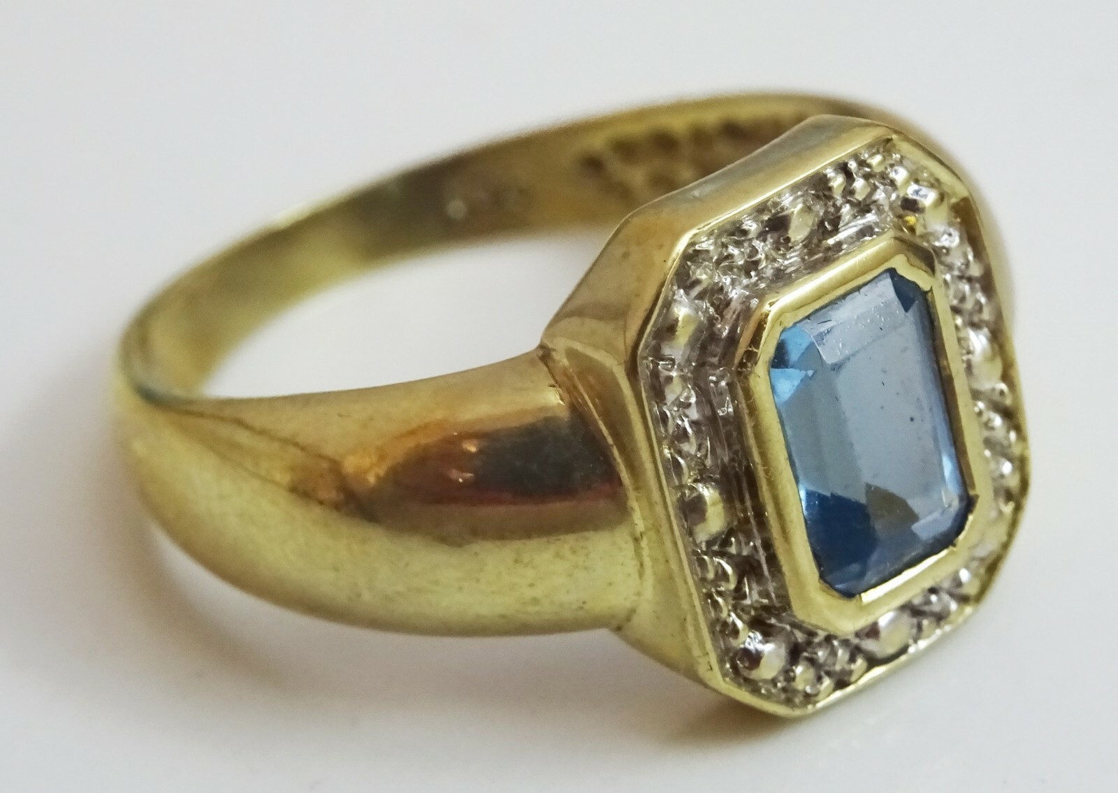 Vintage Blue Topaz 9 karat Gold Ring