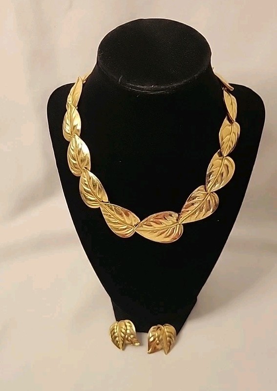 Vintage TRIFARI Gold Tone Jewelry Set Leaf Link Necklace with Earrings