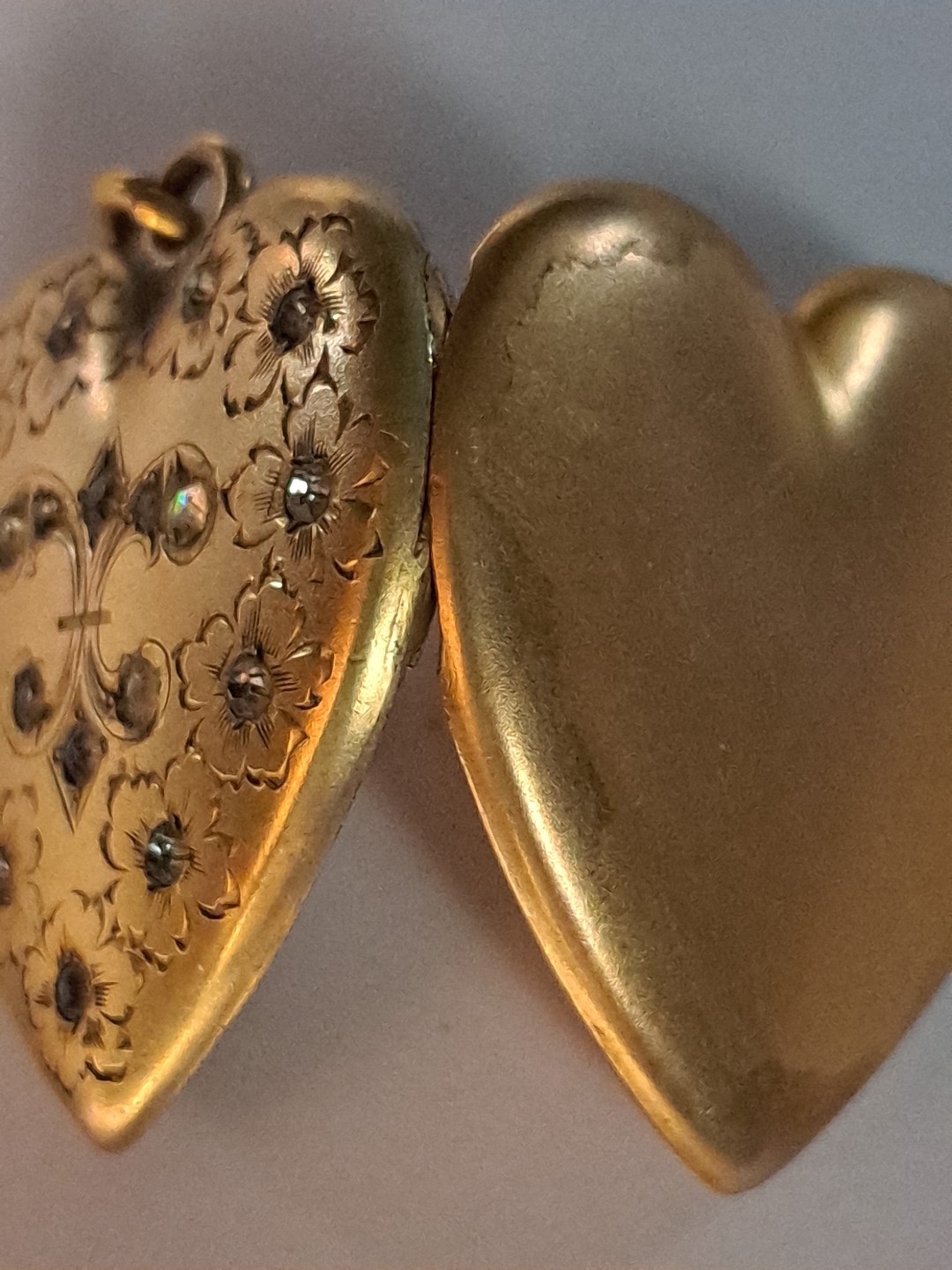 Antique Victorian S&B Co. Etched Gold Filled Starburst Fleur De Lis Heart Locket
