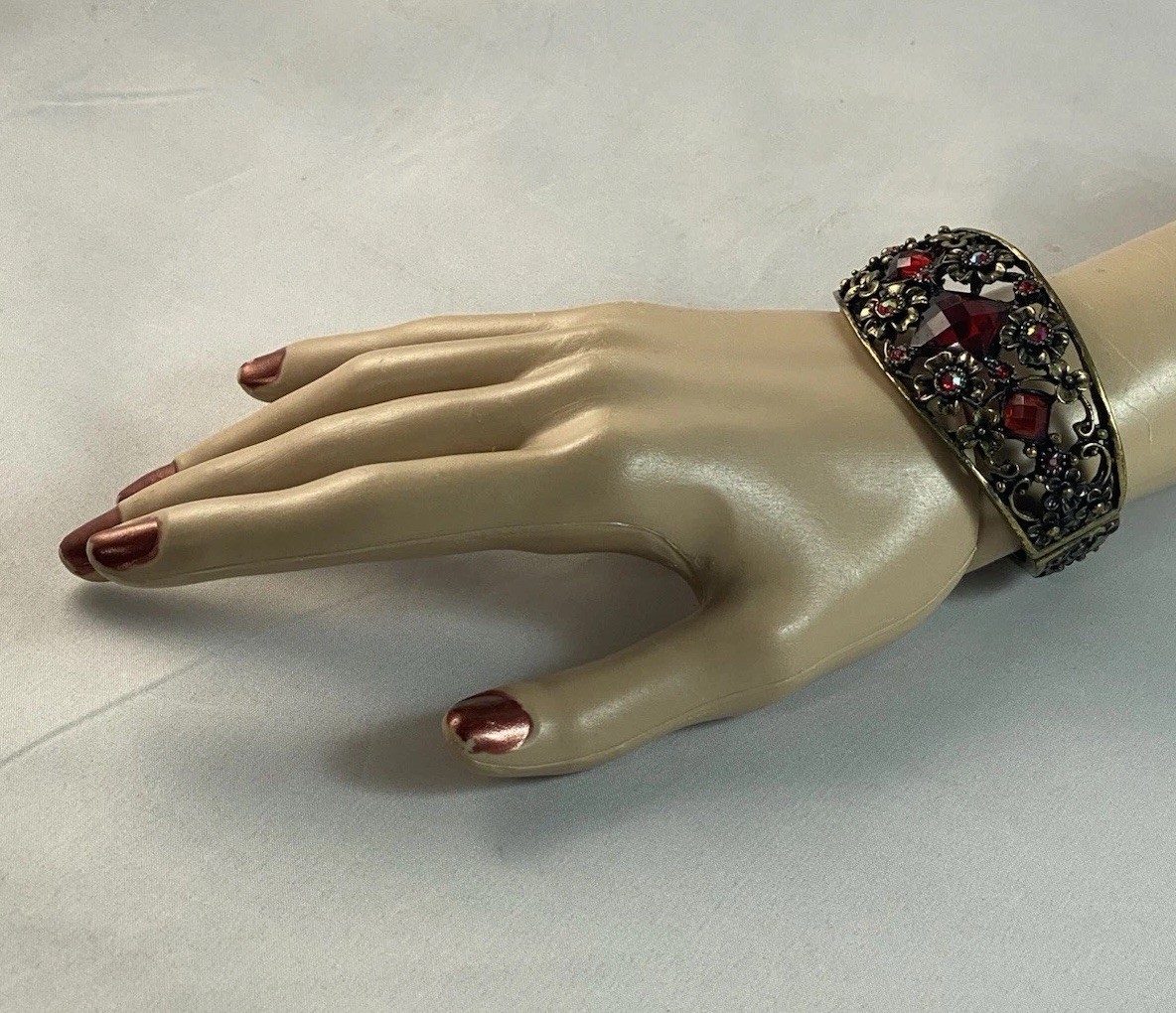 STUNNING VINTAGE LOOKING RED RHINESTONE CRYSTAL STATEMENT BANGLE BRACELET ~ S/M