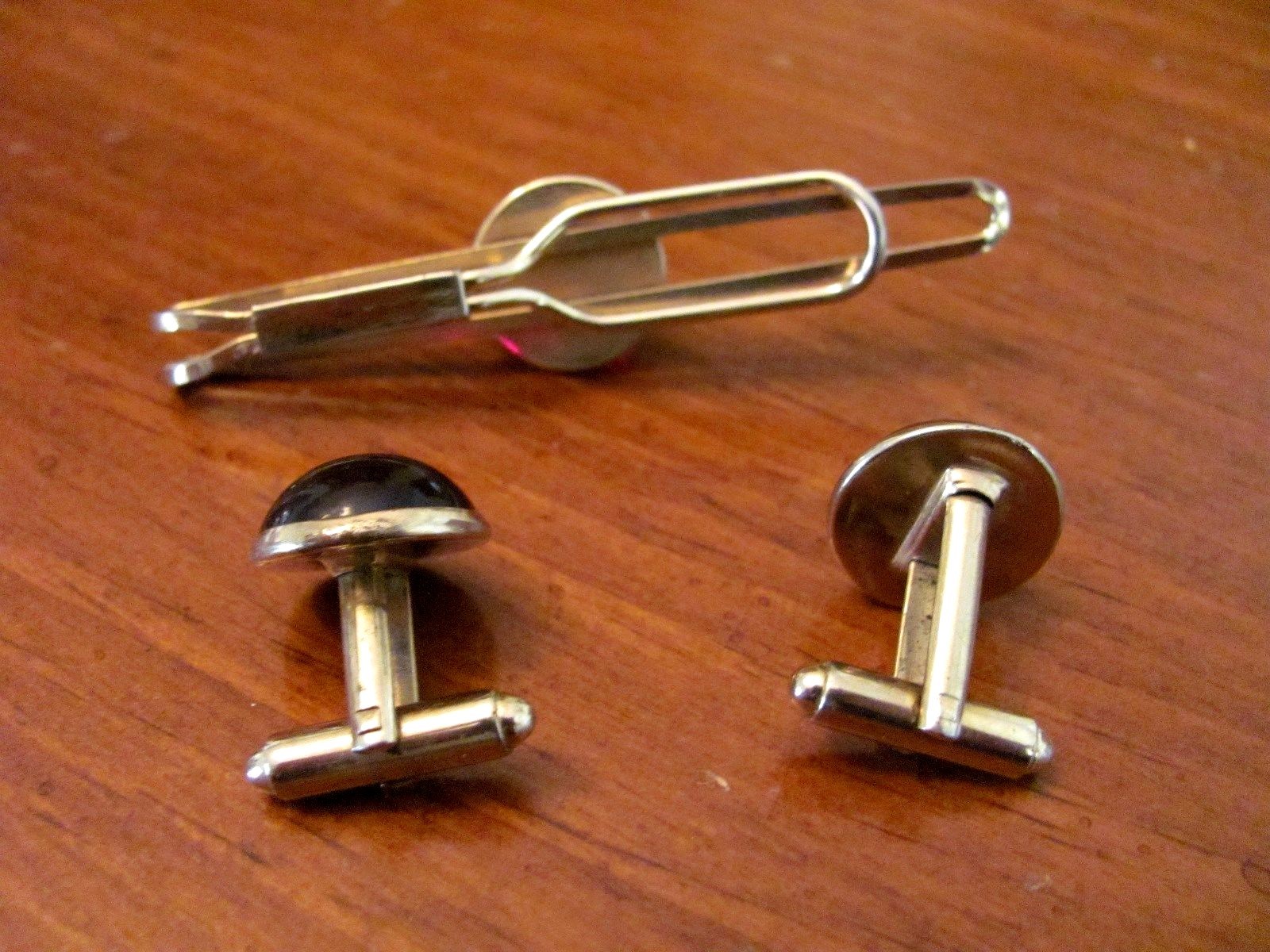 VINTAGE RUBY RED GLASS CABOCHANS MEN’S TIE CLIP & MATCHING CUFF LINKS SET EXC