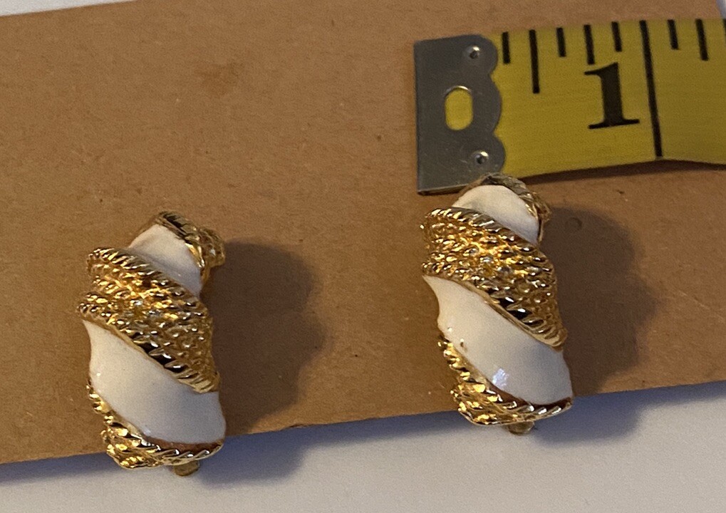 Vtg GAY BOYER Signed White Enamel Gold Tone Rope Design Retro Chic NY Earrings