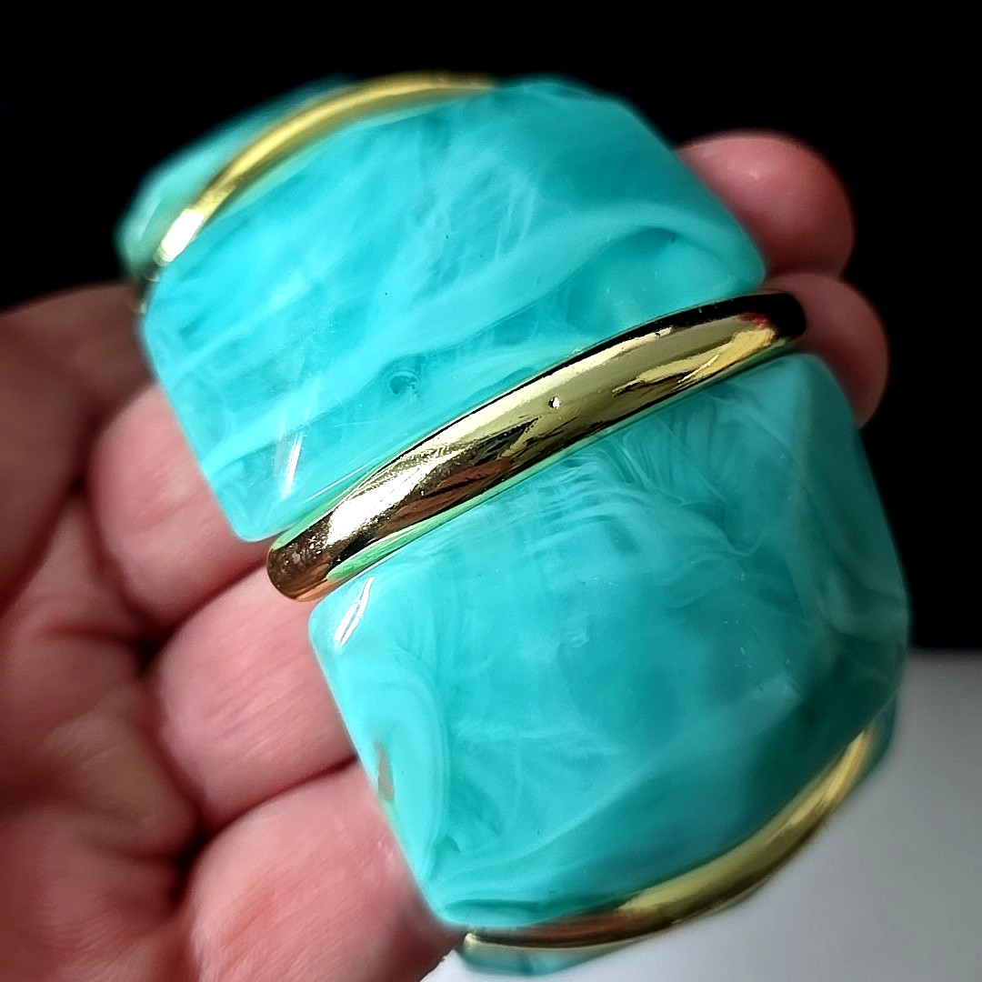 Vintage Sea Blue Lucite Statements Gold Tone Inserts Stretch Bracelet 7″ Wrist