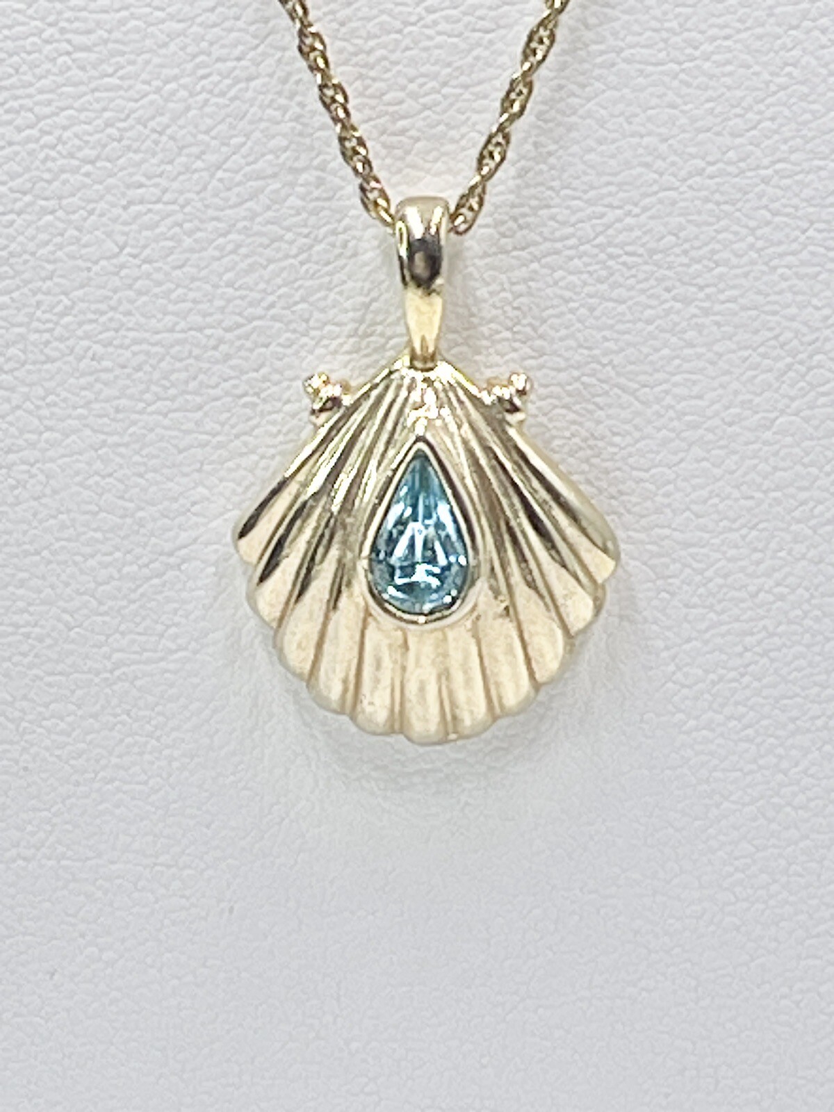 Vintage Roman Brand Necklace Gold Tone Shell Shaped Pendant Blue Glass Stone