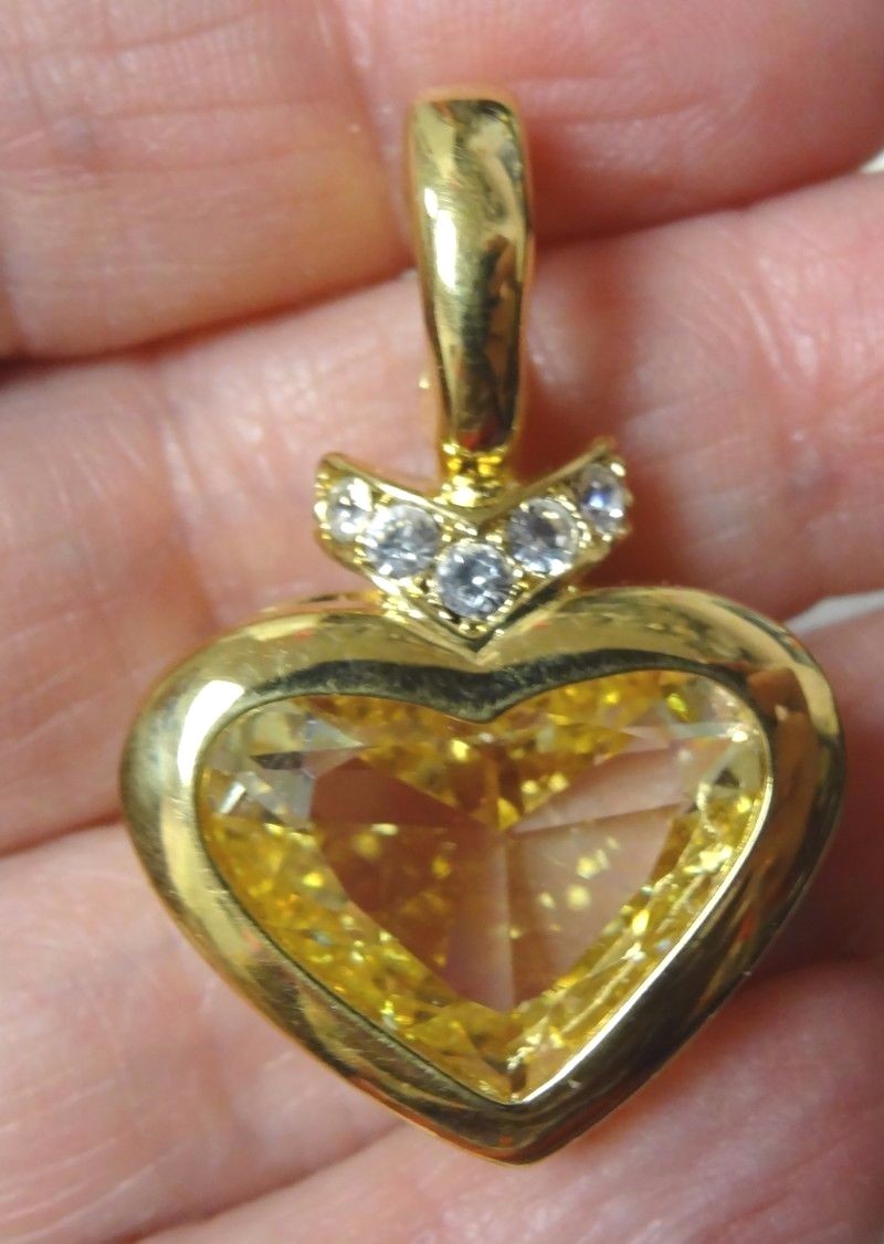 BEAUTIFUL HEART SHAPED PENDANT-RHINESTONES-LARGE CENTER STONE- DECORATIVE-PRETTY