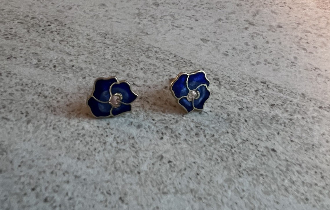 Vintage Enamel Cloisonne Pierced Earrings Flower Gold tone 1/2 Inch Blue C8