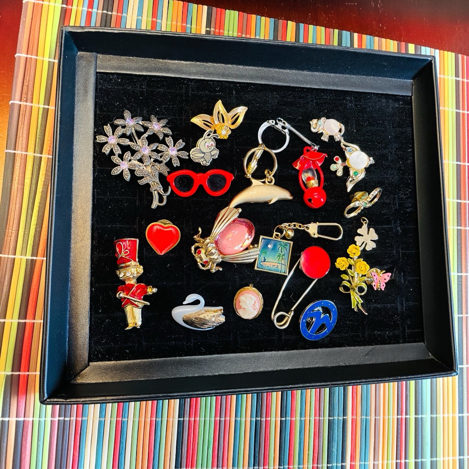 Jewelry Lot Brooches Insect Drummer Cameo Dolphin Keyring Swan Kilt Pin 18 Pcs