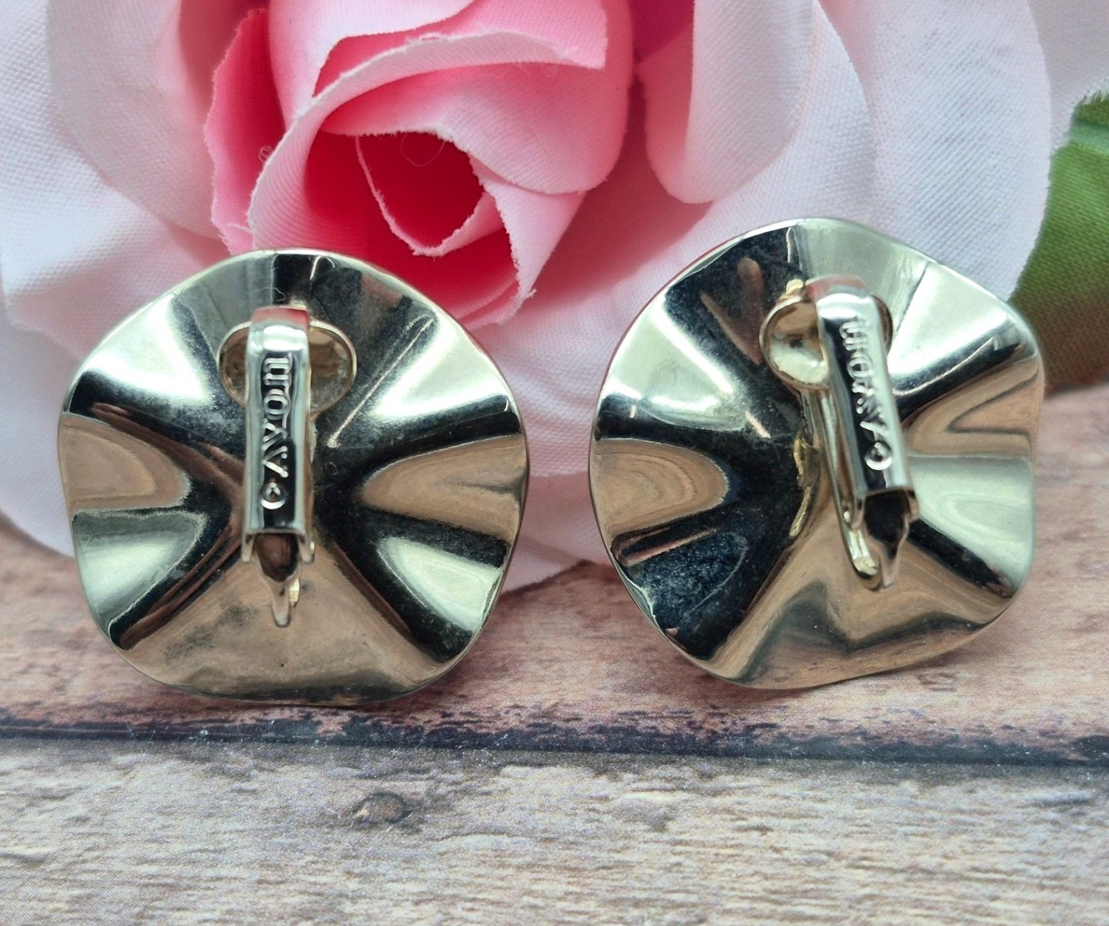 Vintage Avon Gold Tone Swirl Enamel Wavy Round Clip On Earrings Peach Brown 80’s