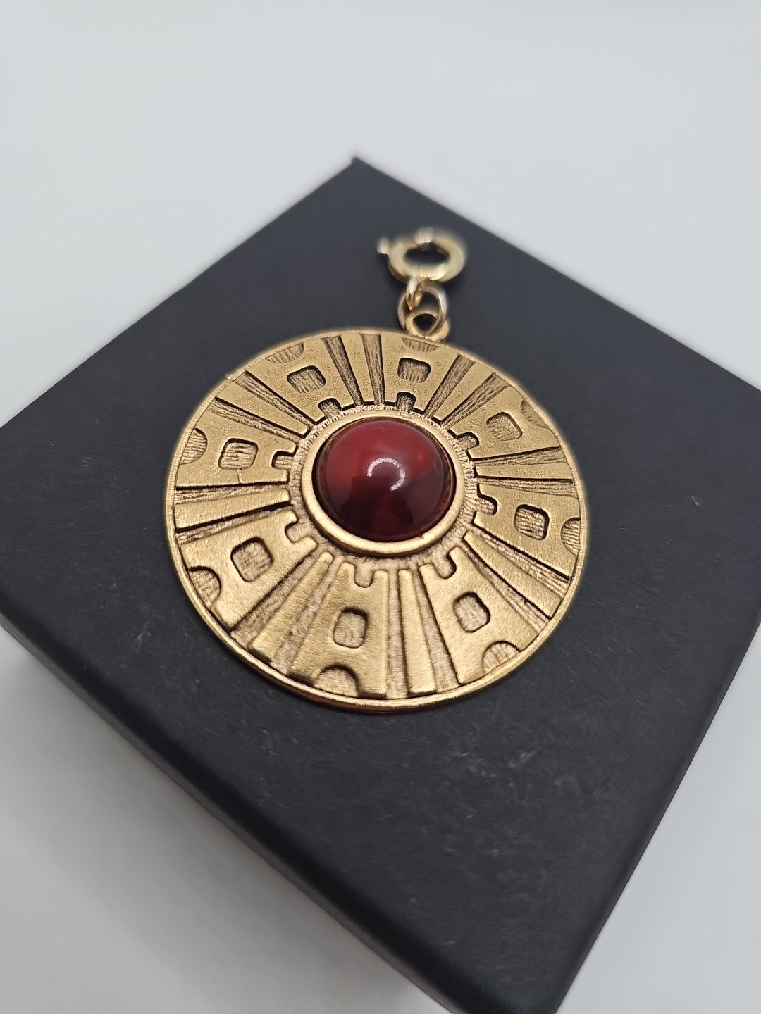 1978 Sarah Coventry Safari Medallion Pendant Charm Spring Ring Red Cabachon
