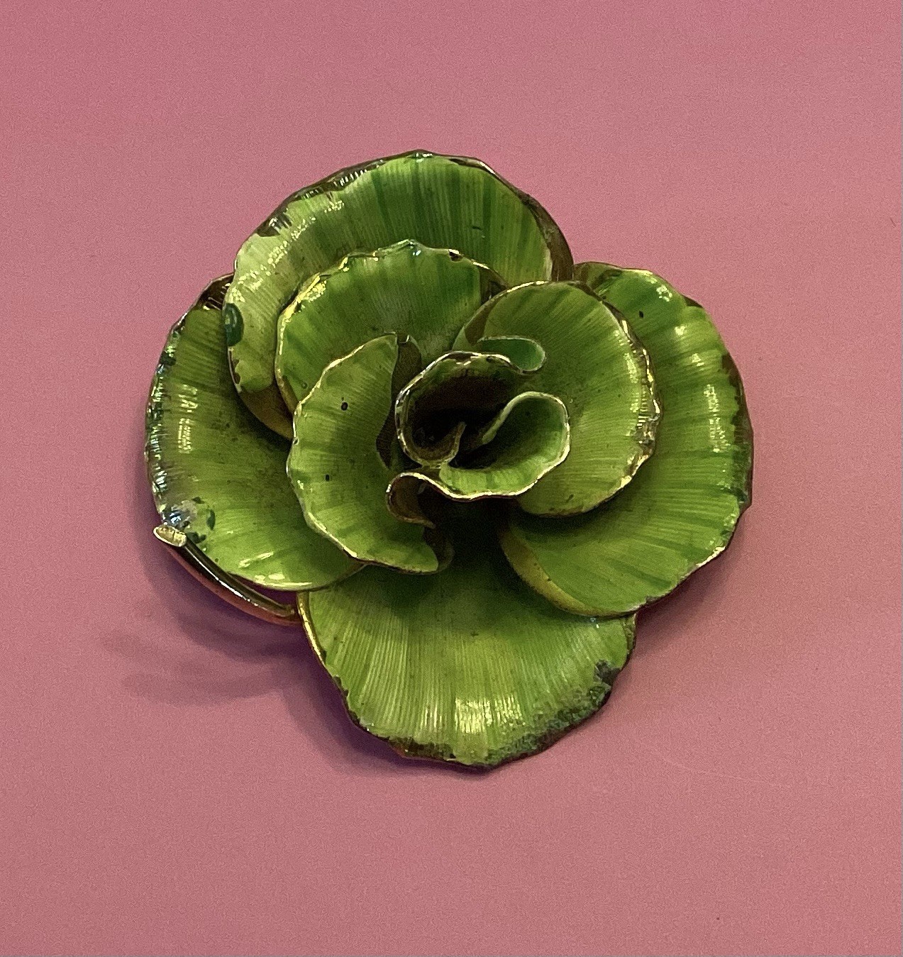 VINTAGE GLOSSY GREEN/GOLD ENAMEL METAL FLOWER BROOCH 7 PEDALS✨
