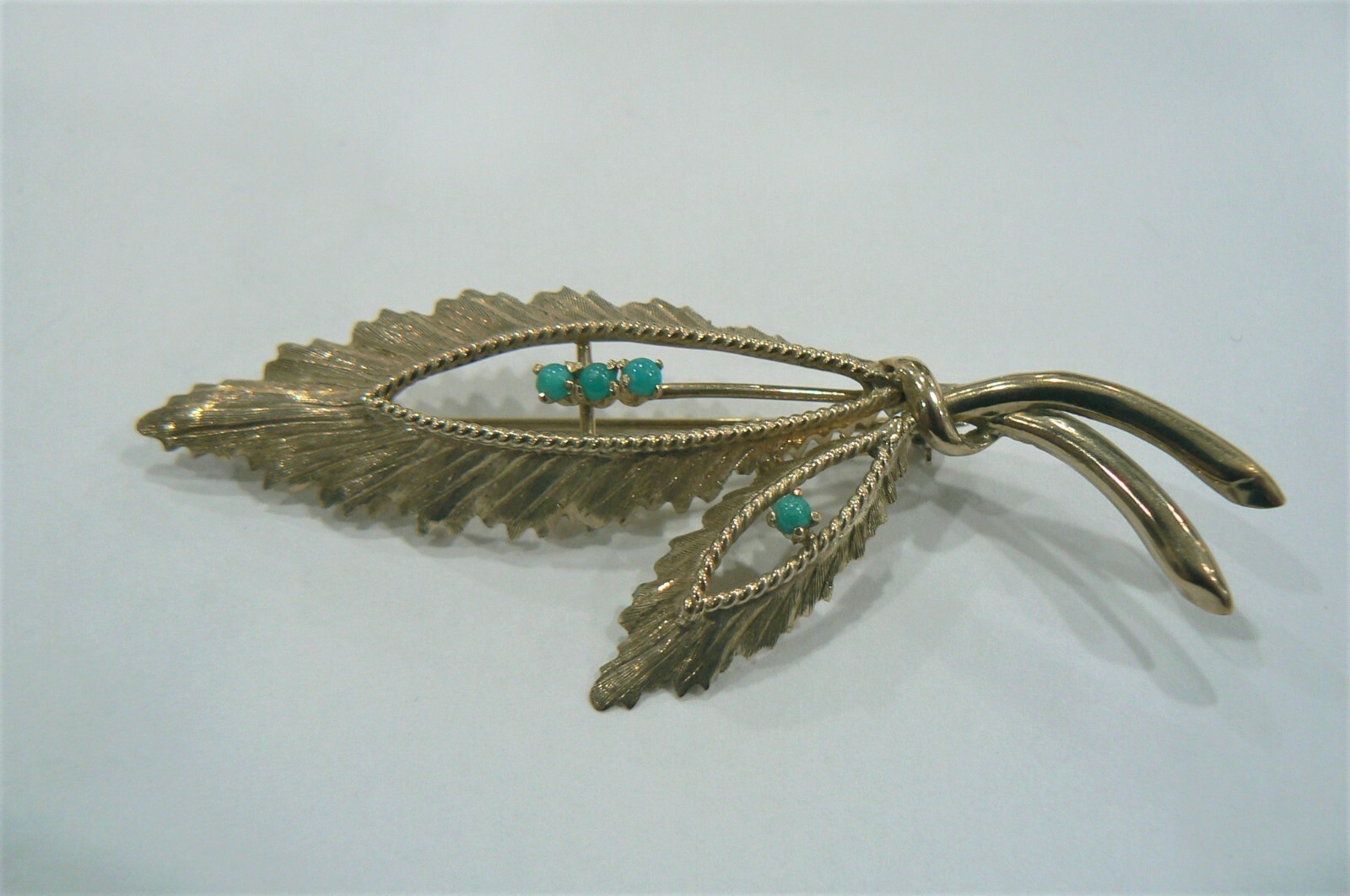 VINTAGE FEATHER STYLE 9 KARAT GOLD PIN/BROOCH WITH TURQUOISE CABOCHONS
