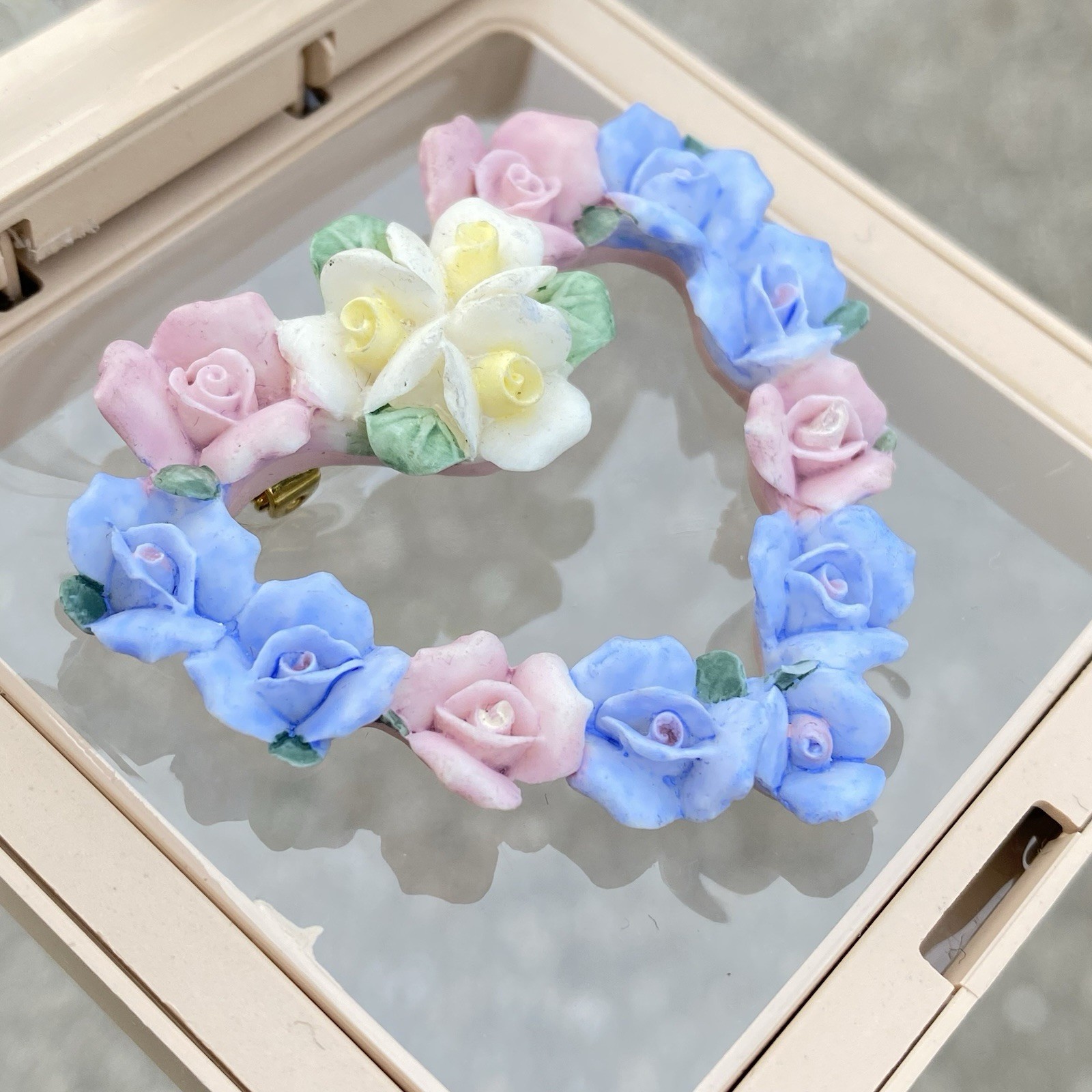 Vintage Avon HEARTS and ROSES Brooch Pin Porcelain Pastel Flowers 2″