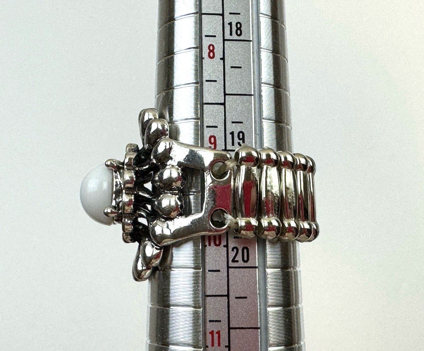 White Cabochon Silver Tone Stretch Band Ring Fashion Cocktail Size 9.5