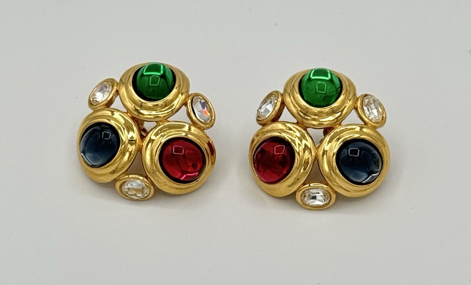 Gorgeous 1980s Monet Signed Gold Tone Gripoix-Style Glass Cabochon Clip Earrings