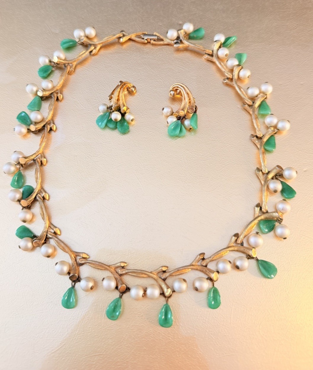 KRAMER VTG Signed Gold Tone Faux Pearl Jade Dangle Branch Link Necklace Earrings