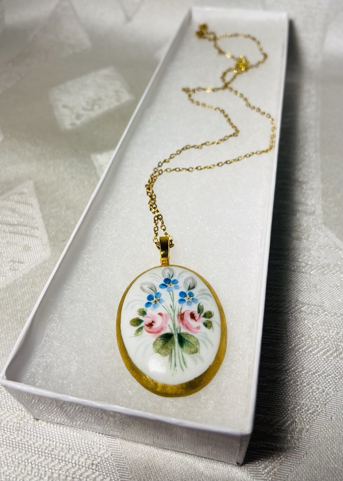 Hand Painted Porcelain Floral Pendant Necklace Gold Tone 18″ Chain Cottagecore