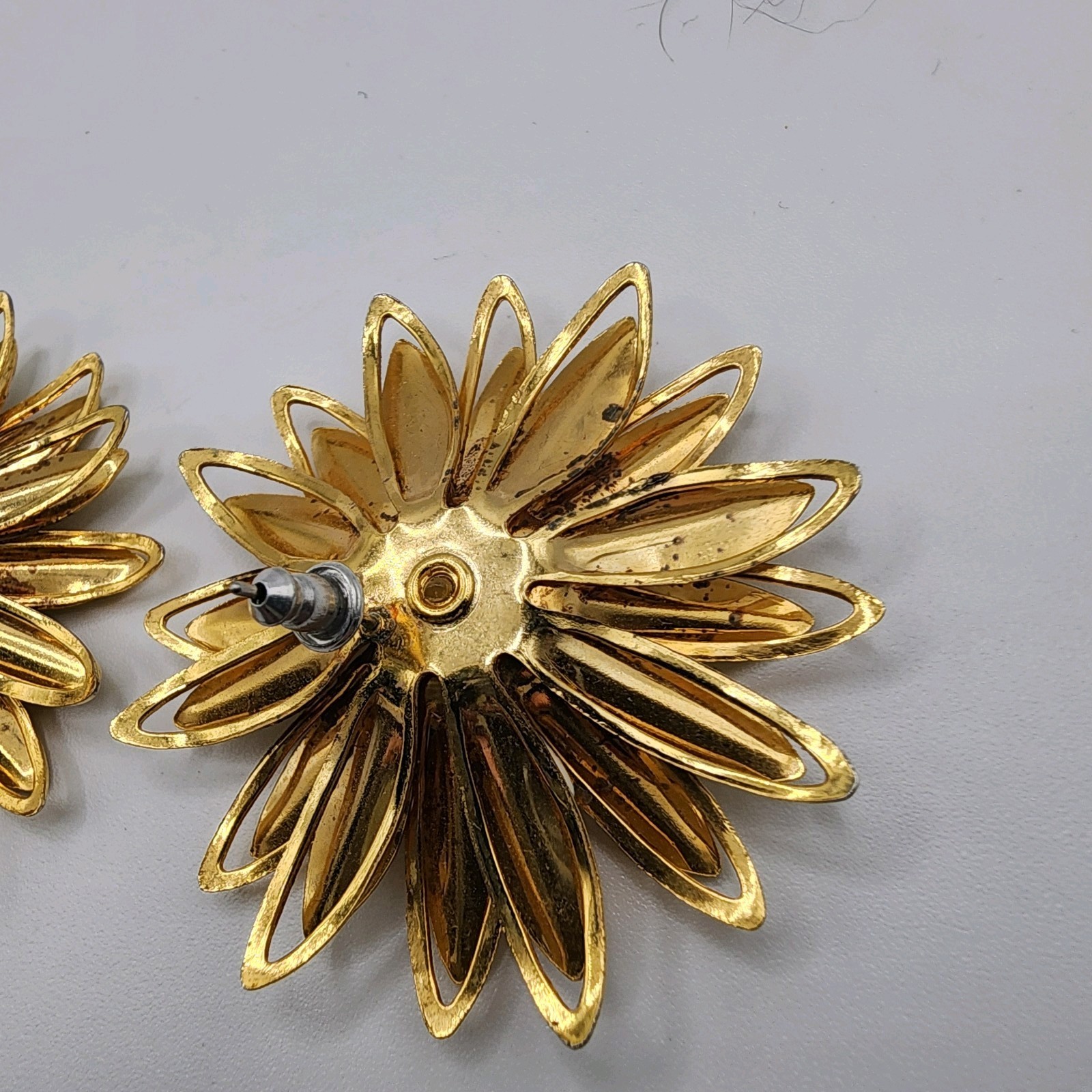 Vintage Daisy Flower Earrings Metal Gold Tone Cream Enamel Retro Stud Cute