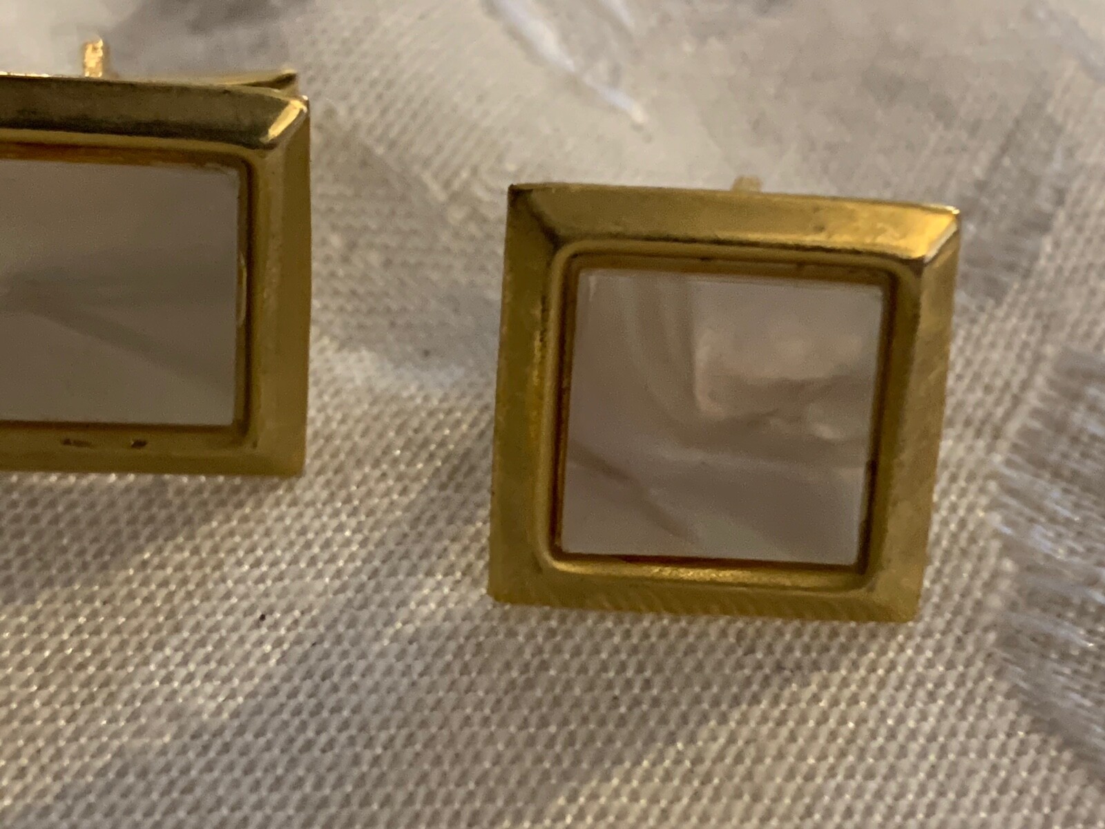 CUFF LINKS CLIP TIE CLIP GOLD COLOR W/ FAUX OPAL CENTERS GREAT VINTAGE SET