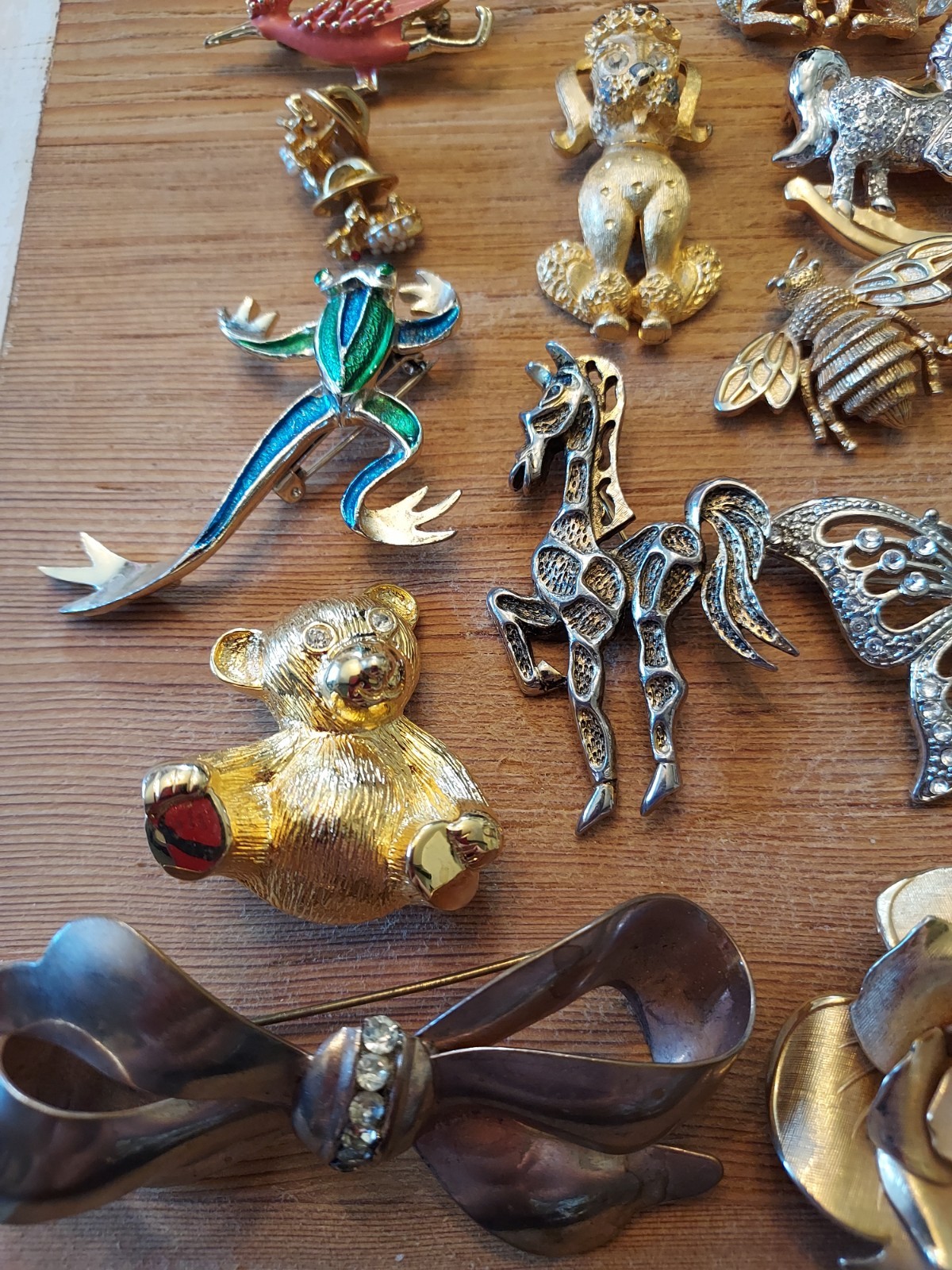 Huge Lot Of Vintage Booch/ Pins Trifari Lisner Roman Jj Avon Gerrys Rafaelian