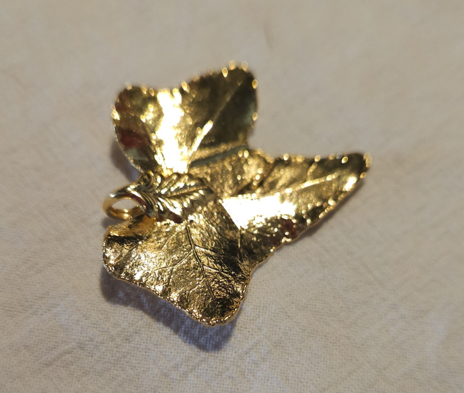Goldtone Filigree Metal Leaf Pendant Necklace Unsigned Not Marked Vintage