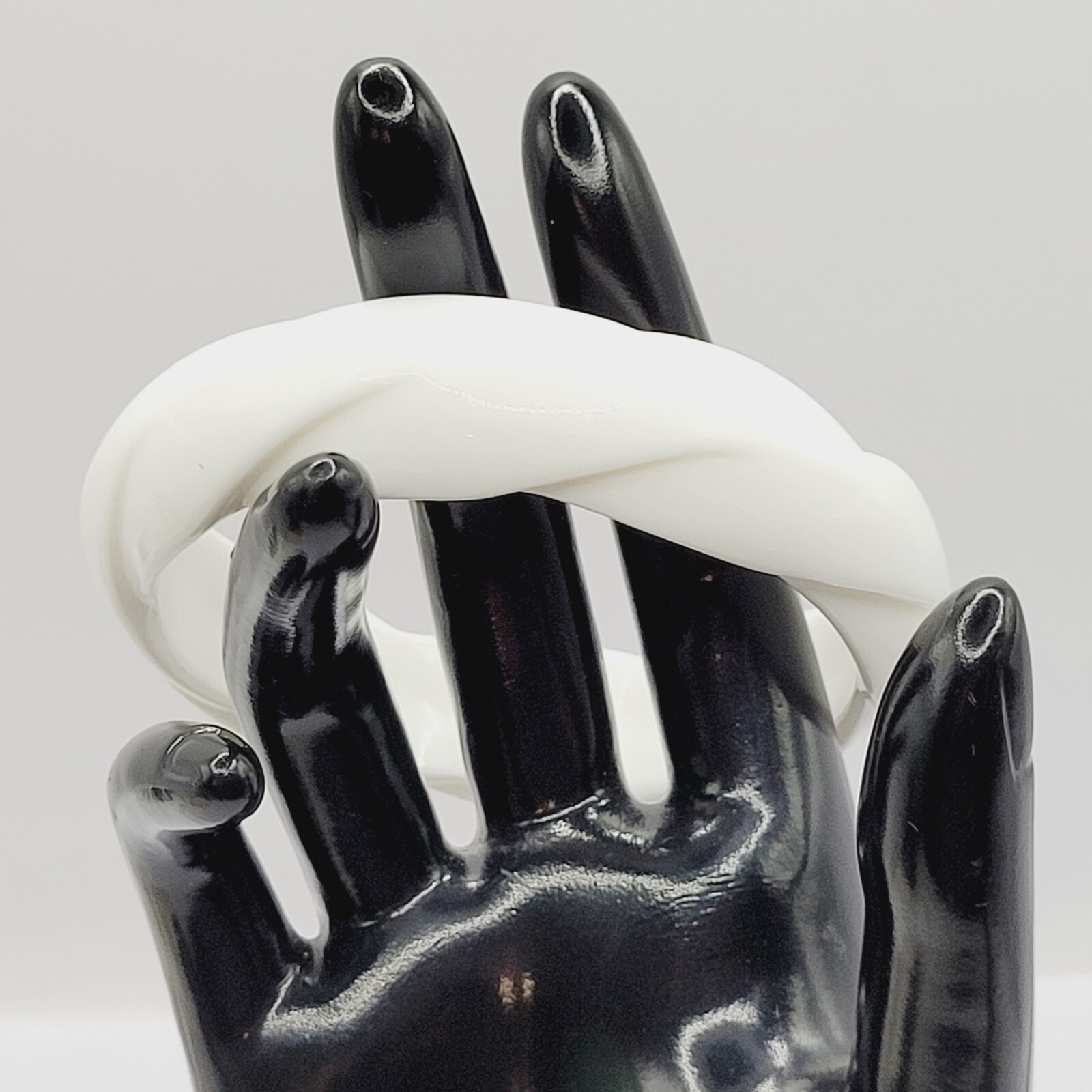 White with Twisted Wrap Design Style Resin Bangle Bracelet Retro Vintage 1980s